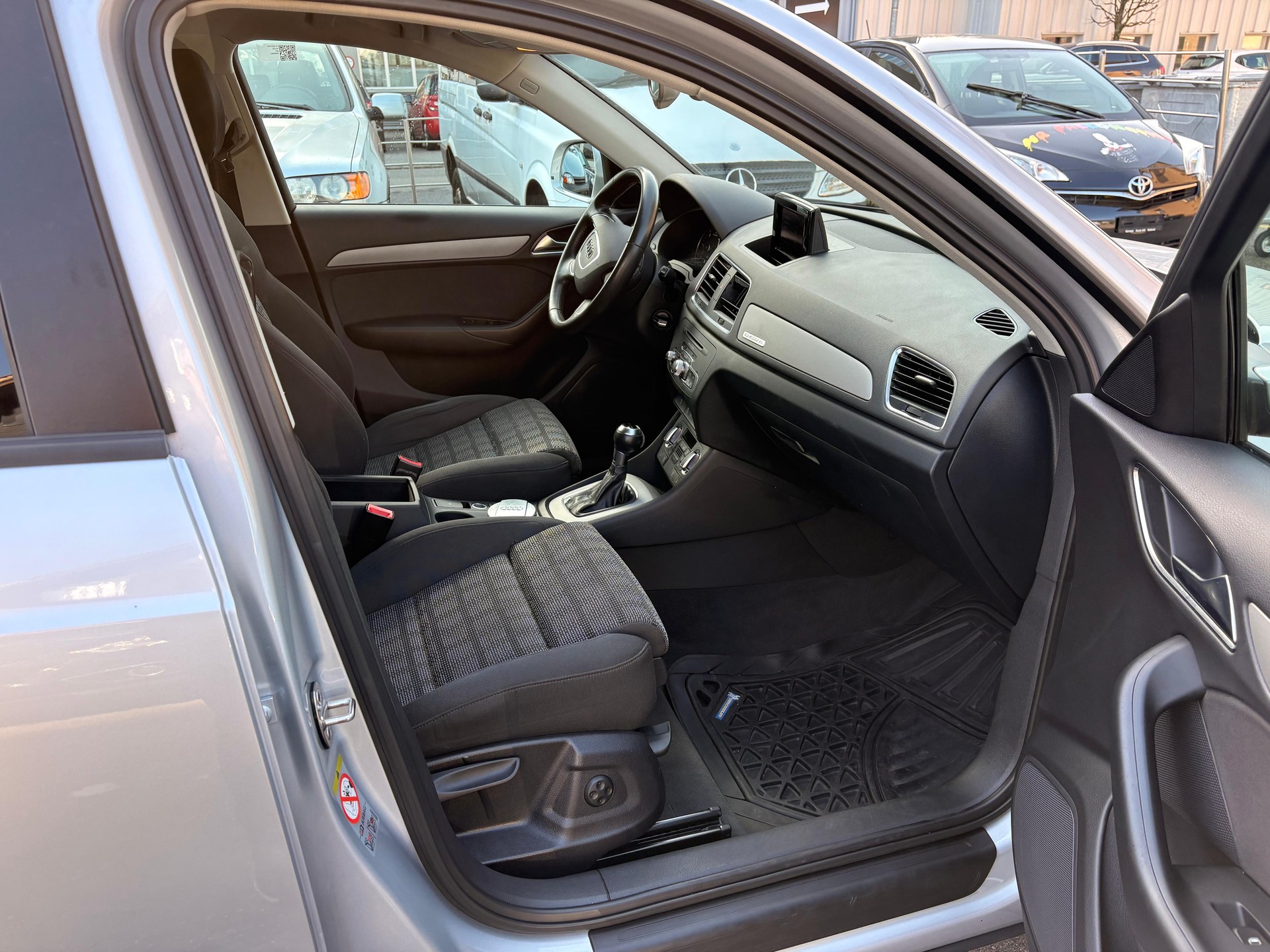 AUDI Q3 2.0 TDI quattro S-tronic-image-4
