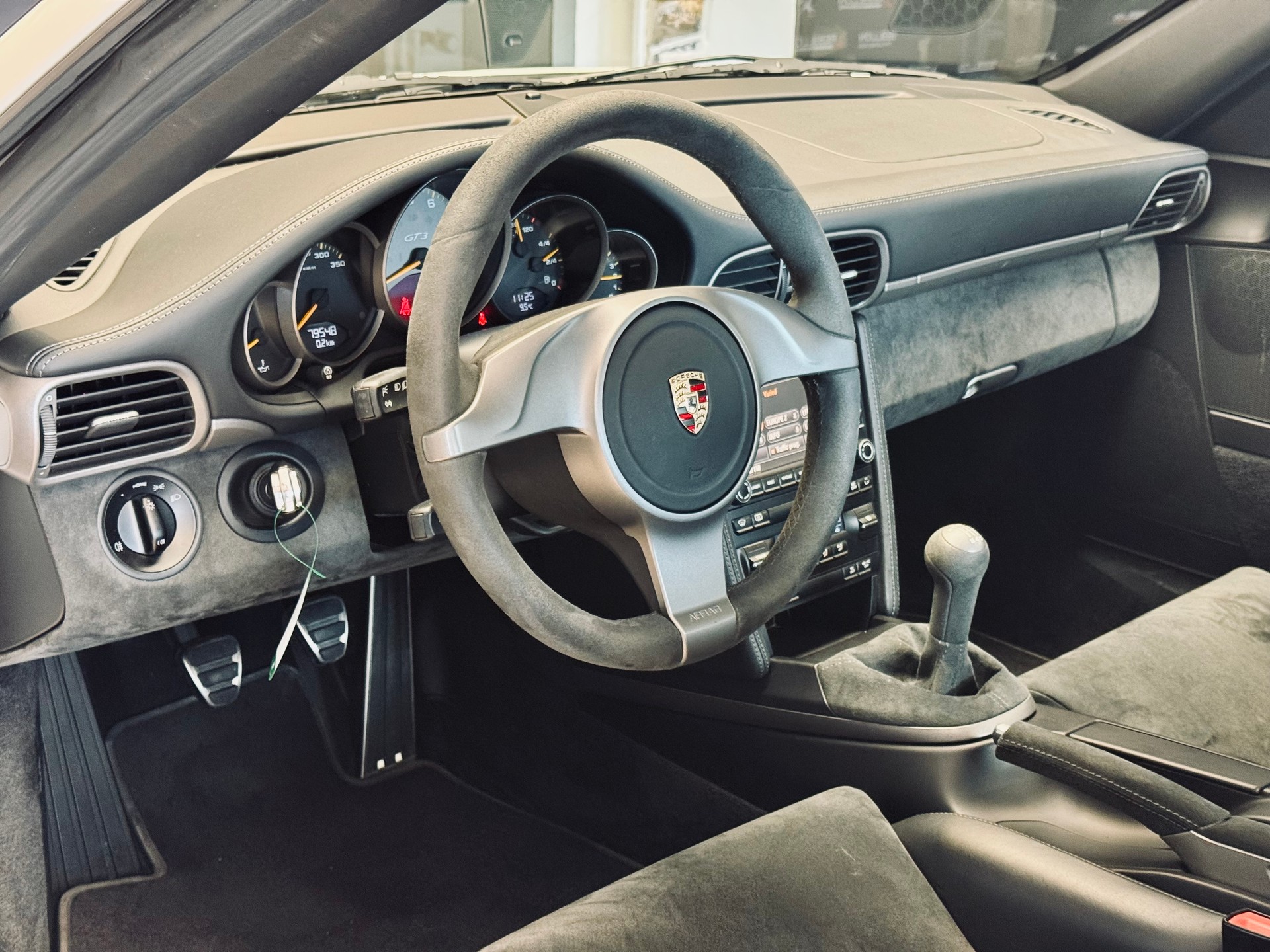PORSCHE 911 GT3-image-12
