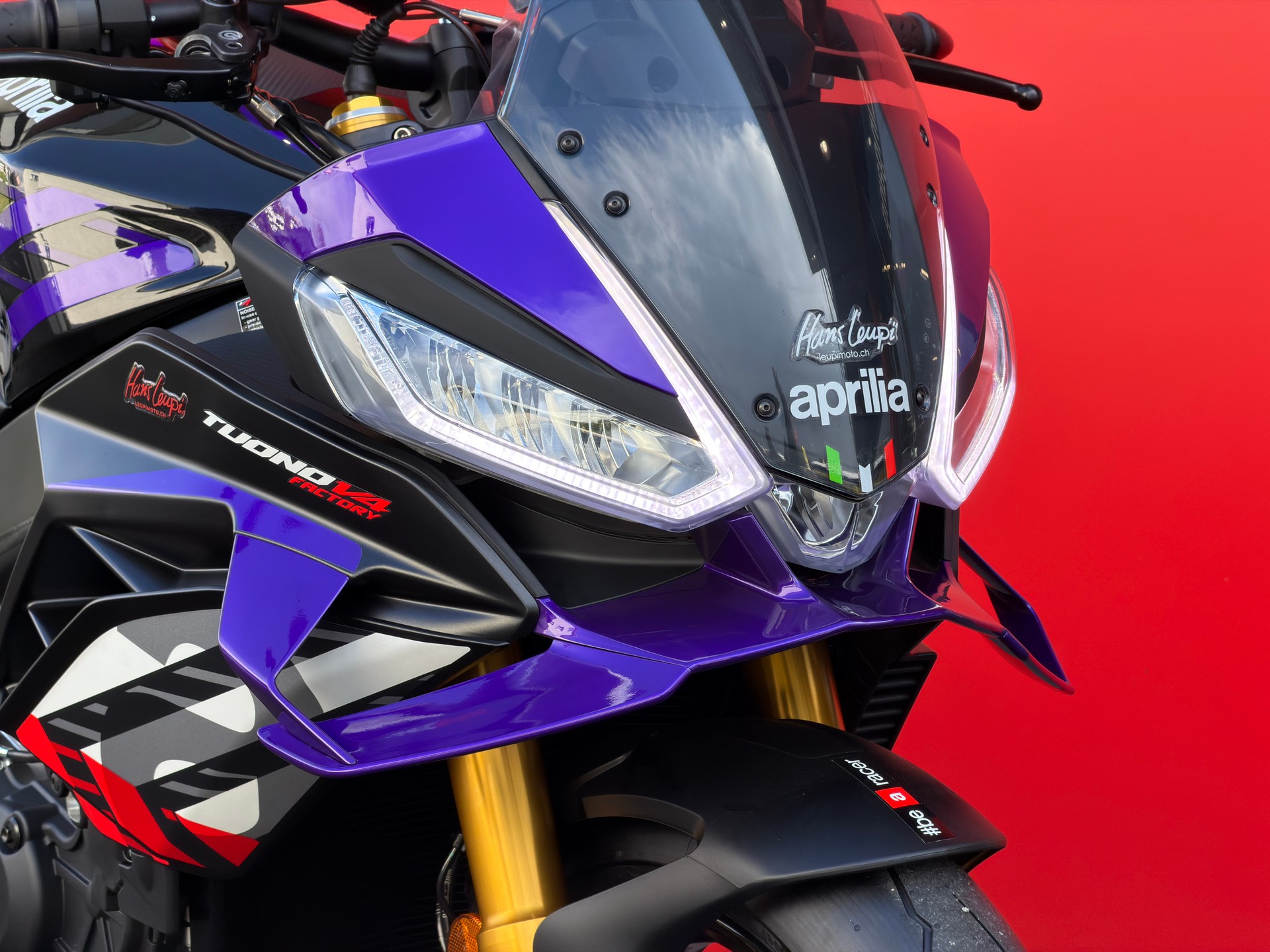 APRILIA Tuono V4 1100 E5+ Factory-showroom-element-1