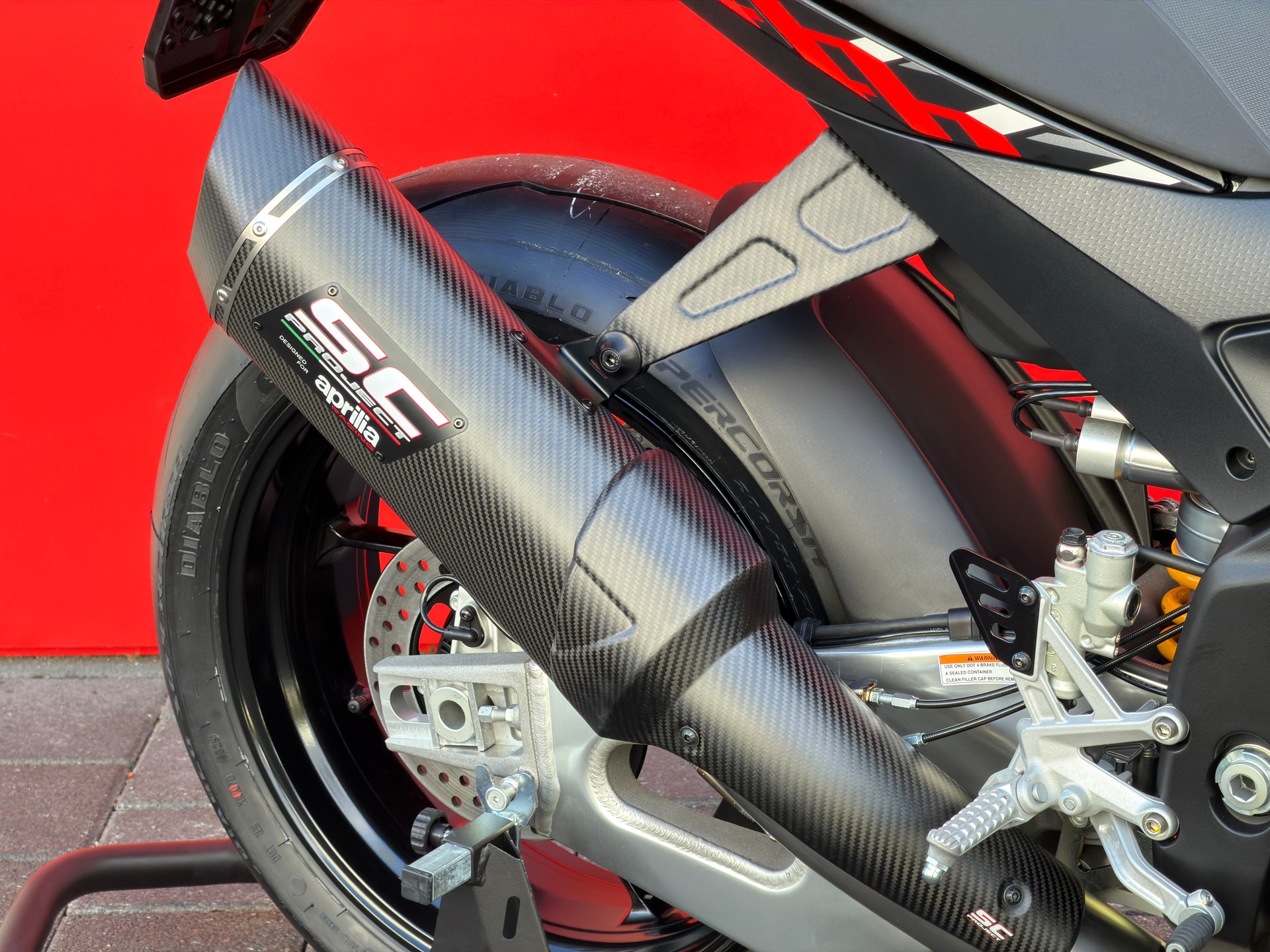 APRILIA Tuono V4 1100 E5+ Factory-showroom-element-2