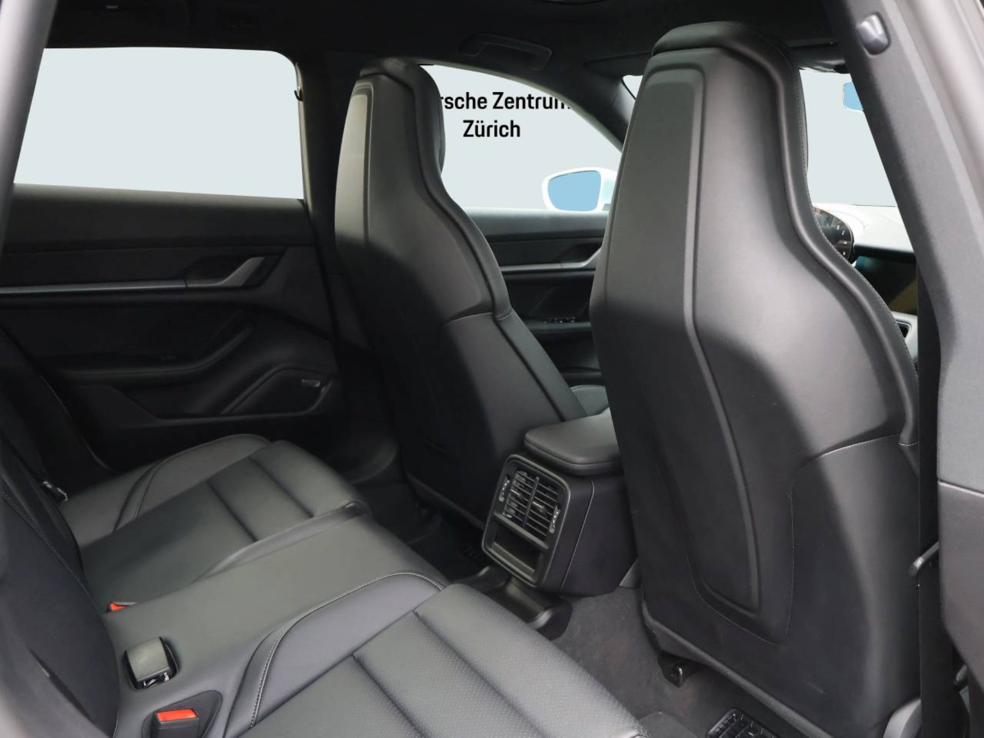 PORSCHE Taycan 4 Cross Turismo-image-14