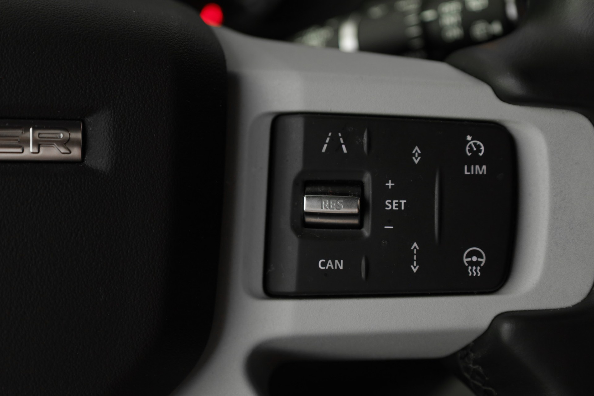 LAND ROVER Defender 110 3.0 D I6 250 X-Dynamic SE AWD AT8-image-14