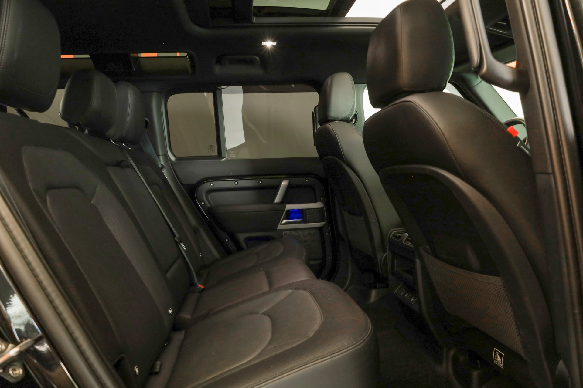 LAND ROVER Defender 110 3.0 D I6 250 X-Dynamic SE AWD AT8-image-12