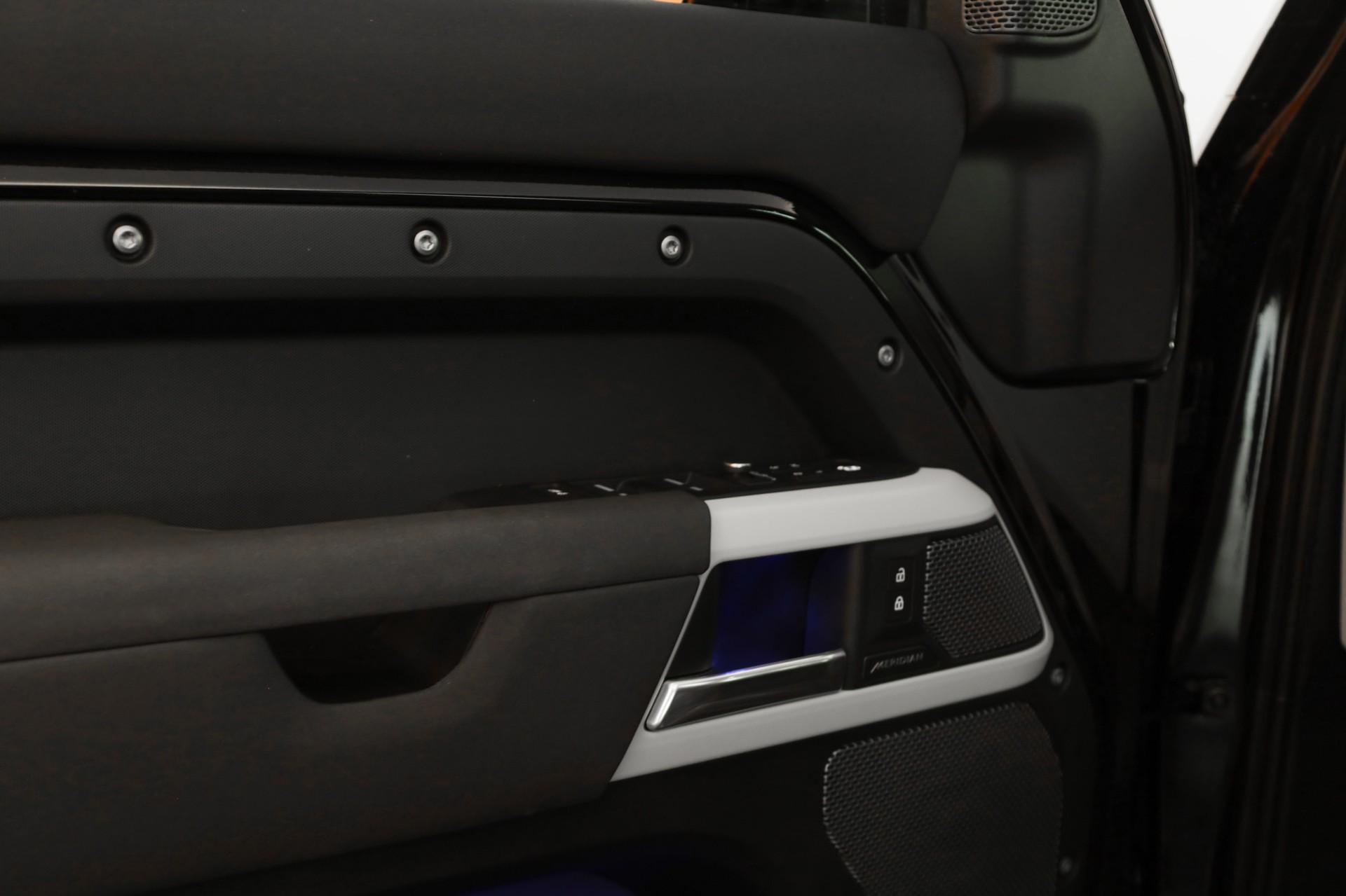 LAND ROVER Defender 110 3.0 D I6 250 X-Dynamic SE AWD AT8-image-9
