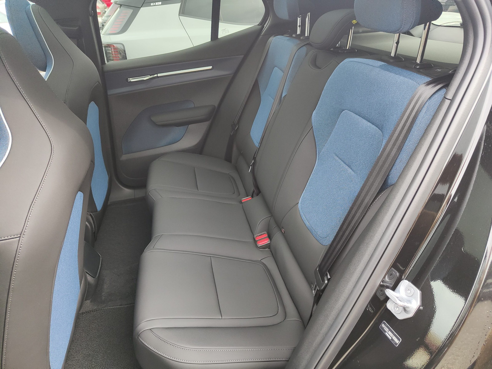 VOLVO EX 30 E60 Twin Ultra Performance Sw. Black Ed. AWD-image-11