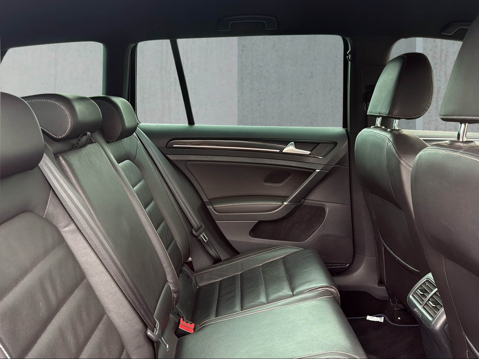 VW Golf Variant 2.0 TSI R 4 Motion DSG-image-4