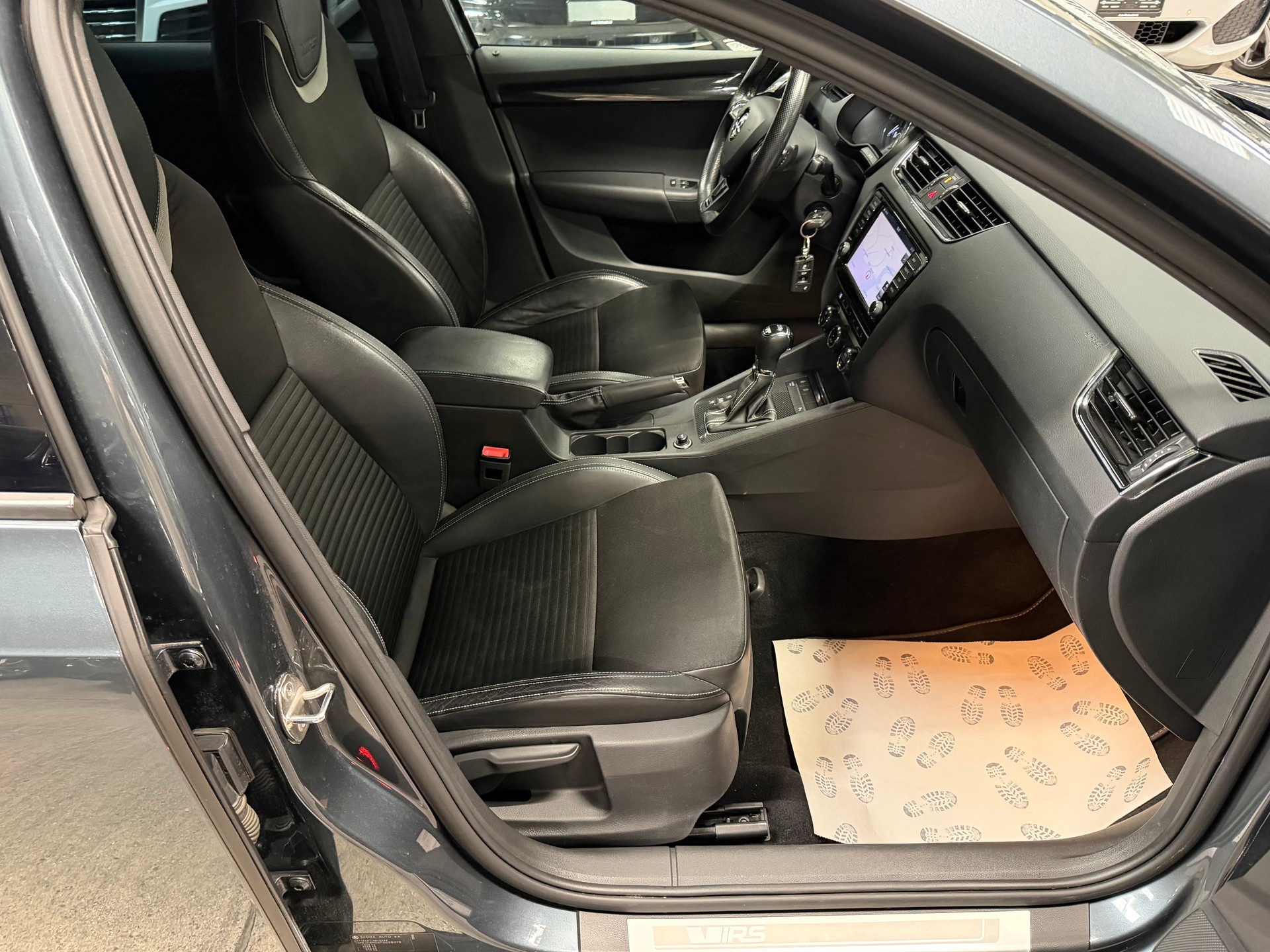 SKODA Octavia Combi 2.0 TSI RS DSG-image-13