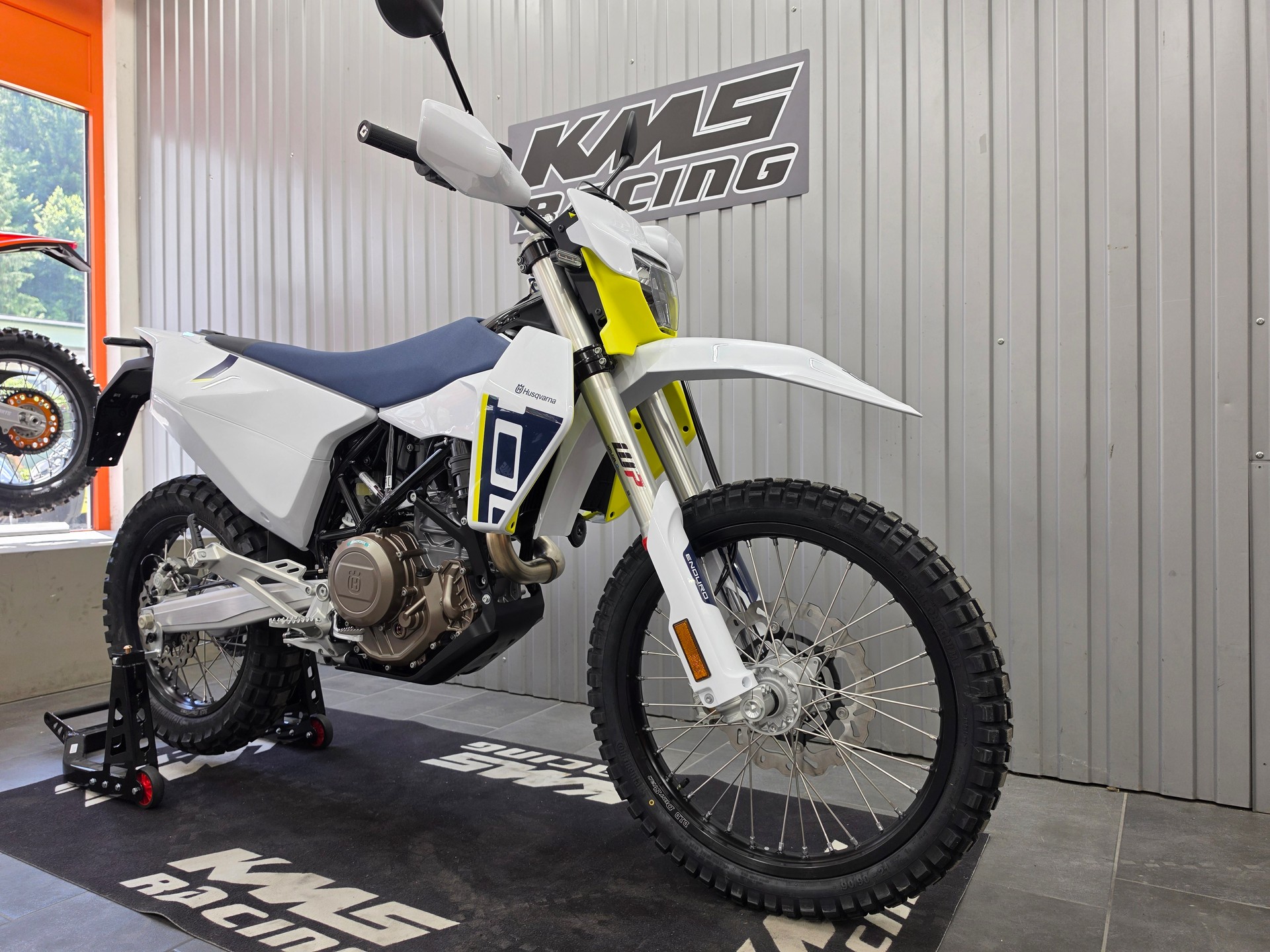HUSQVARNA 701 Enduro (35kW)-showroom-element-2