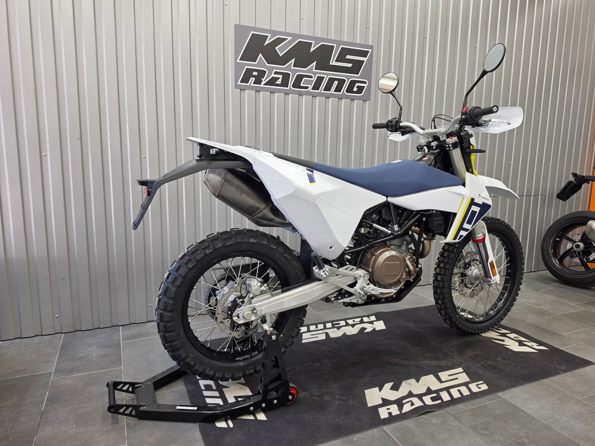 HUSQVARNA 701 Enduro (35kW)-showroom-element-1