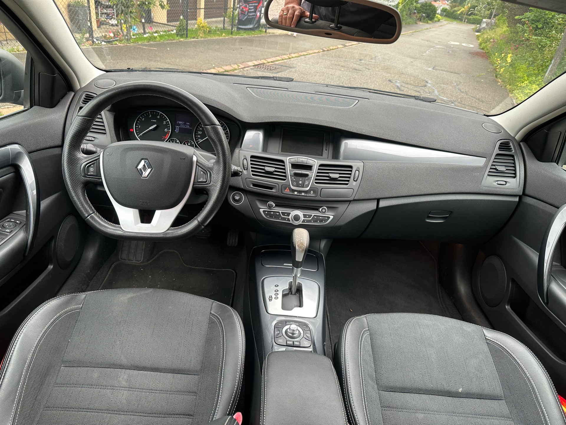 RENAULT Laguna Grandtour 2.0 16V T Initiale Automatic-image-8