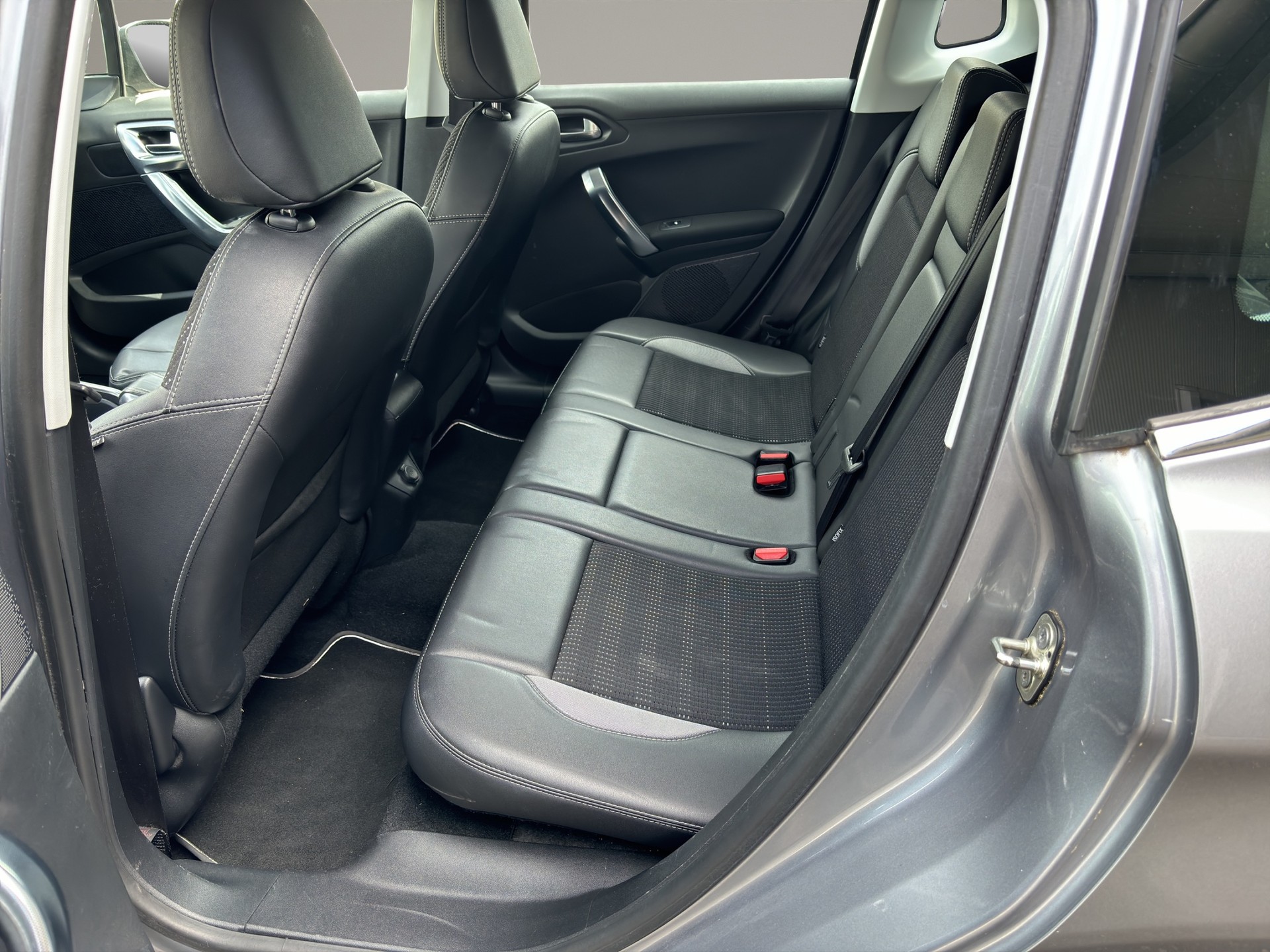 PEUGEOT 2008 1.6 VTI Allure-image-12