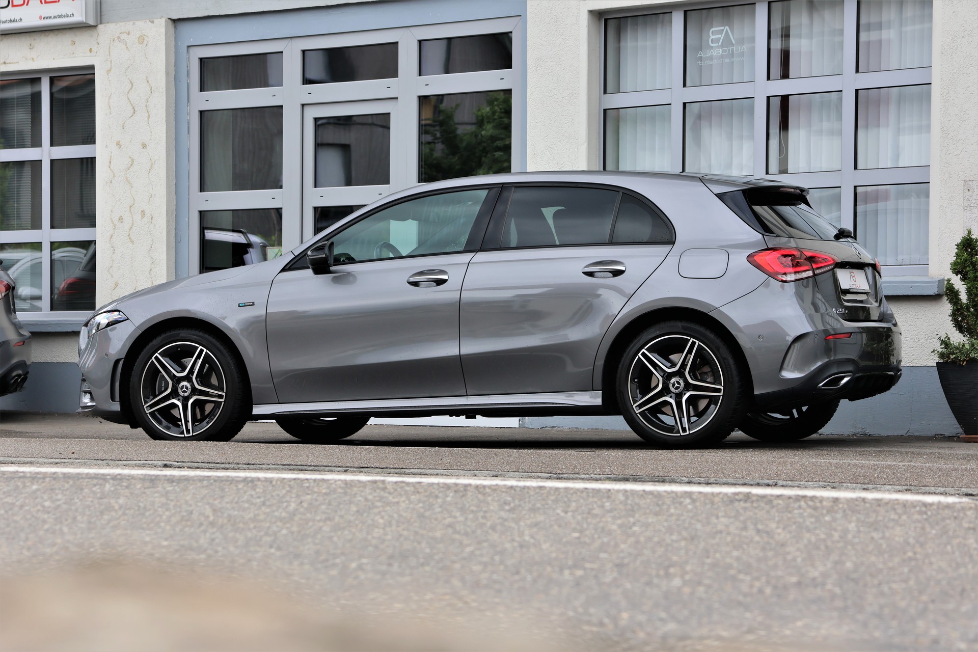 MERCEDES-BENZ A 250e AMG Line 8G-DCT (CH)-image-3