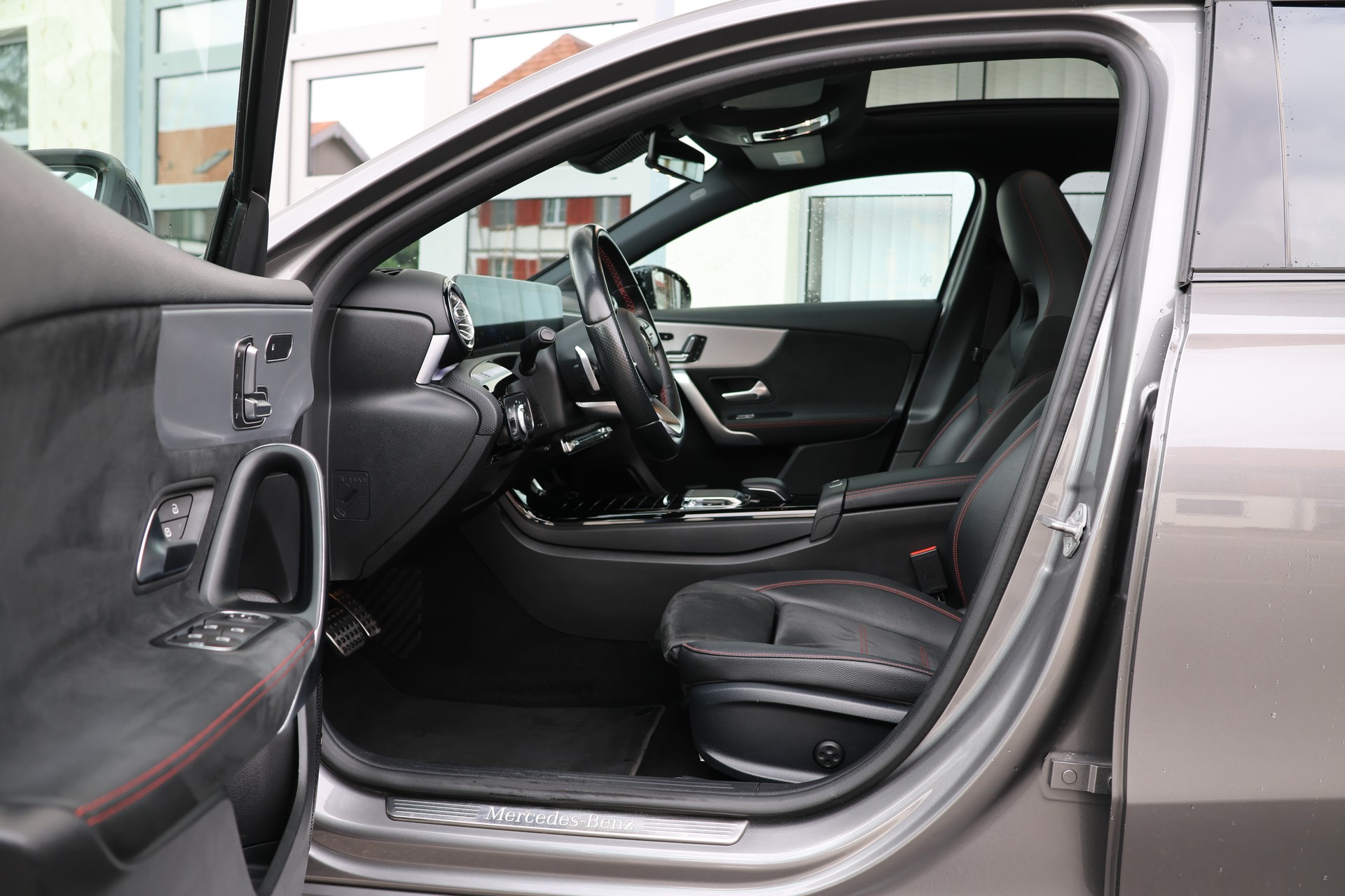 MERCEDES-BENZ A 250e AMG Line 8G-DCT (CH)-image-8
