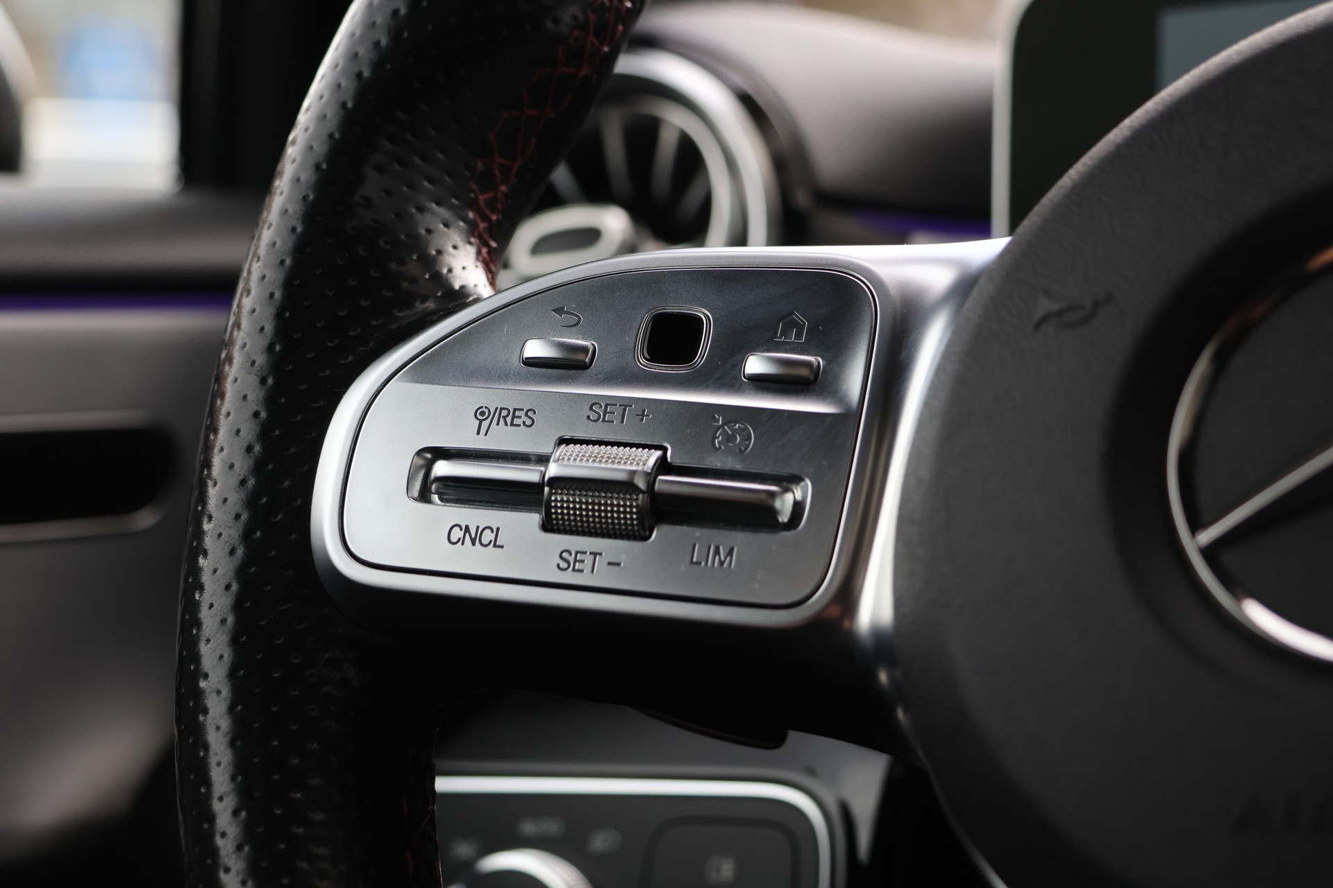 MERCEDES-BENZ A 250e AMG Line 8G-DCT (CH)-image-17