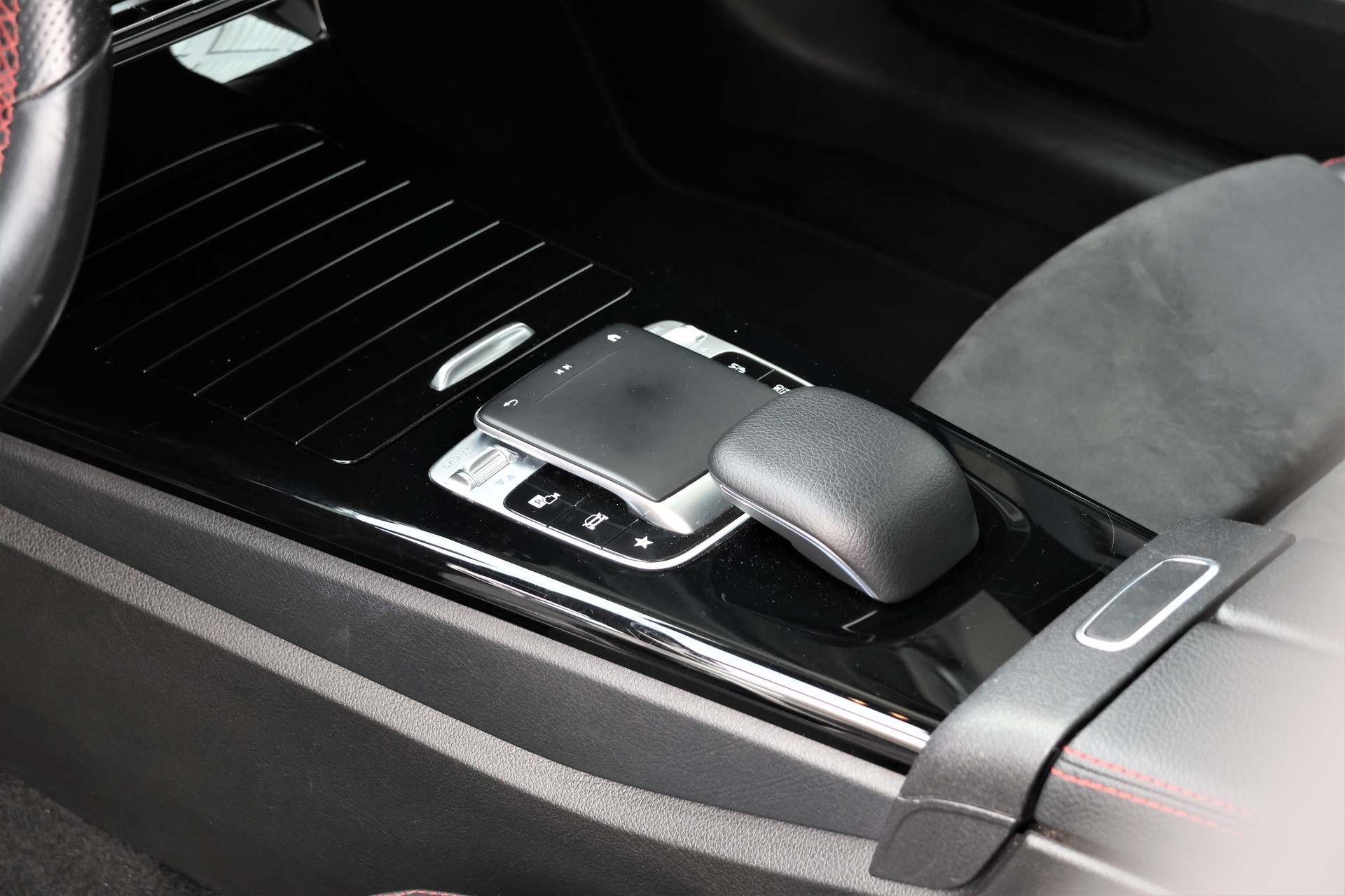 MERCEDES-BENZ A 250e AMG Line 8G-DCT (CH)-image-10