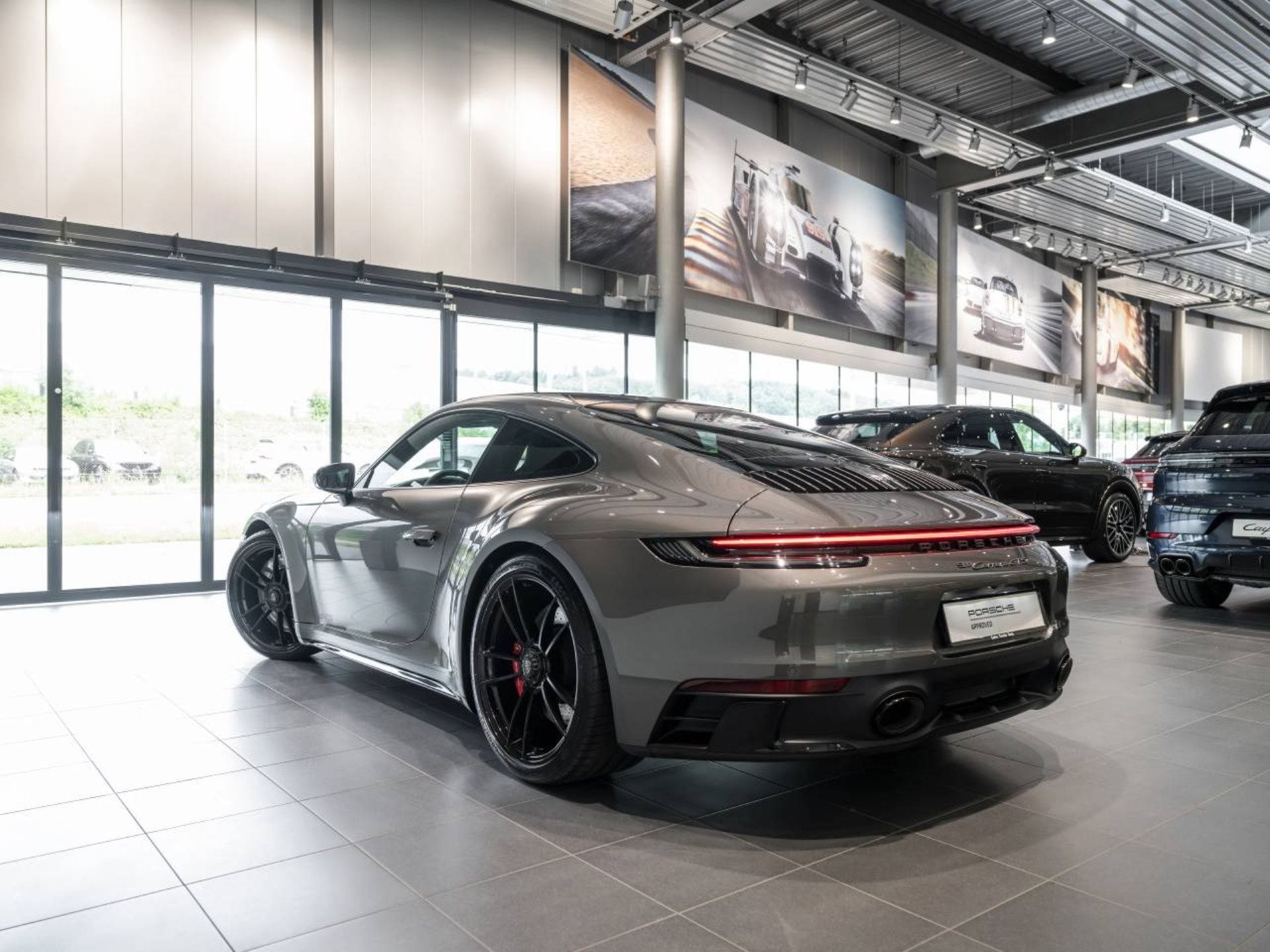 PORSCHE 911 Carrera GTS-image-6