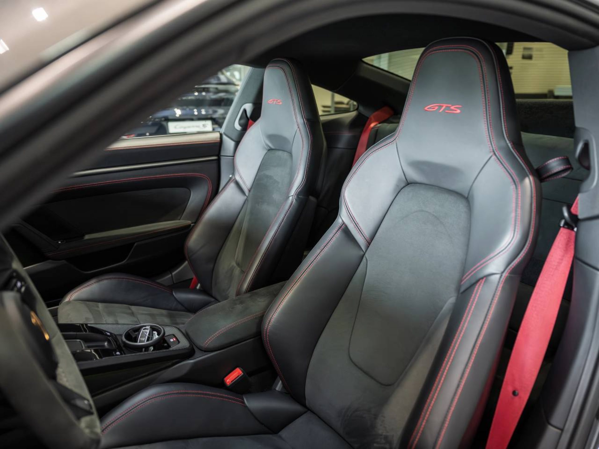 PORSCHE 911 Carrera GTS-image-4