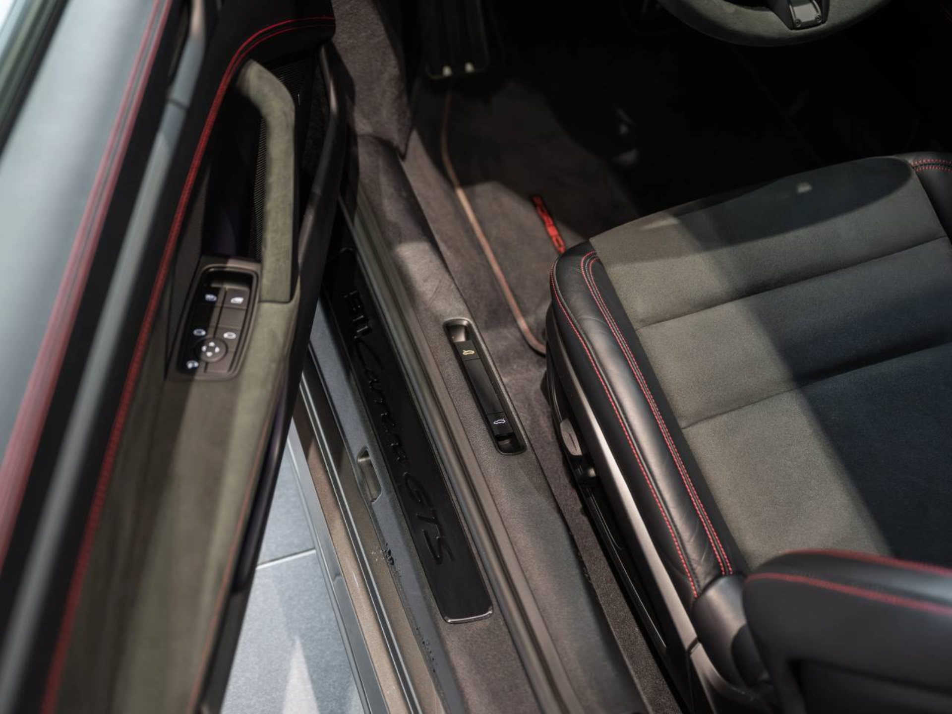 PORSCHE 911 Carrera GTS-image-18