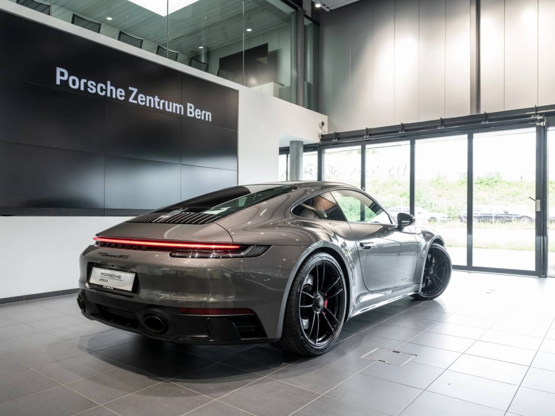 PORSCHE 911 Carrera GTS-image-2