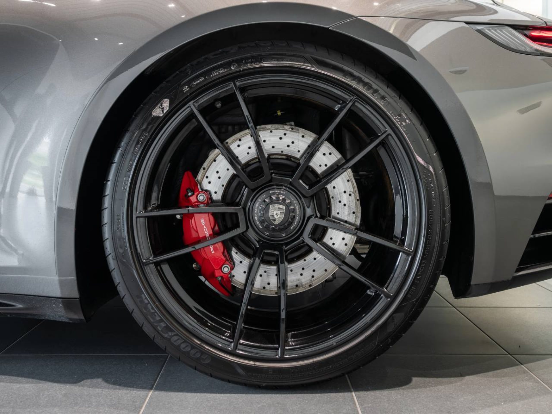 PORSCHE 911 Carrera GTS-image-30