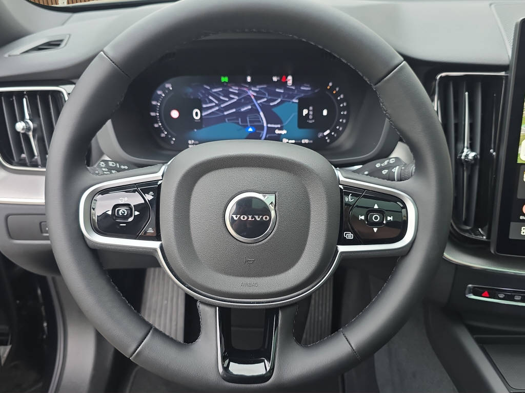 VOLVO XC60 2.0 B5 MH Plus Black Edition AWD-image-16