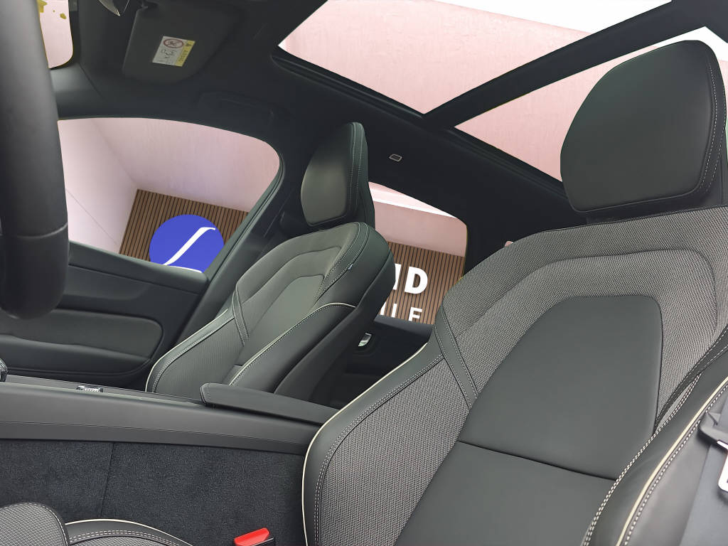 VOLVO XC60 2.0 B5 MH Plus Black Edition AWD-image-12