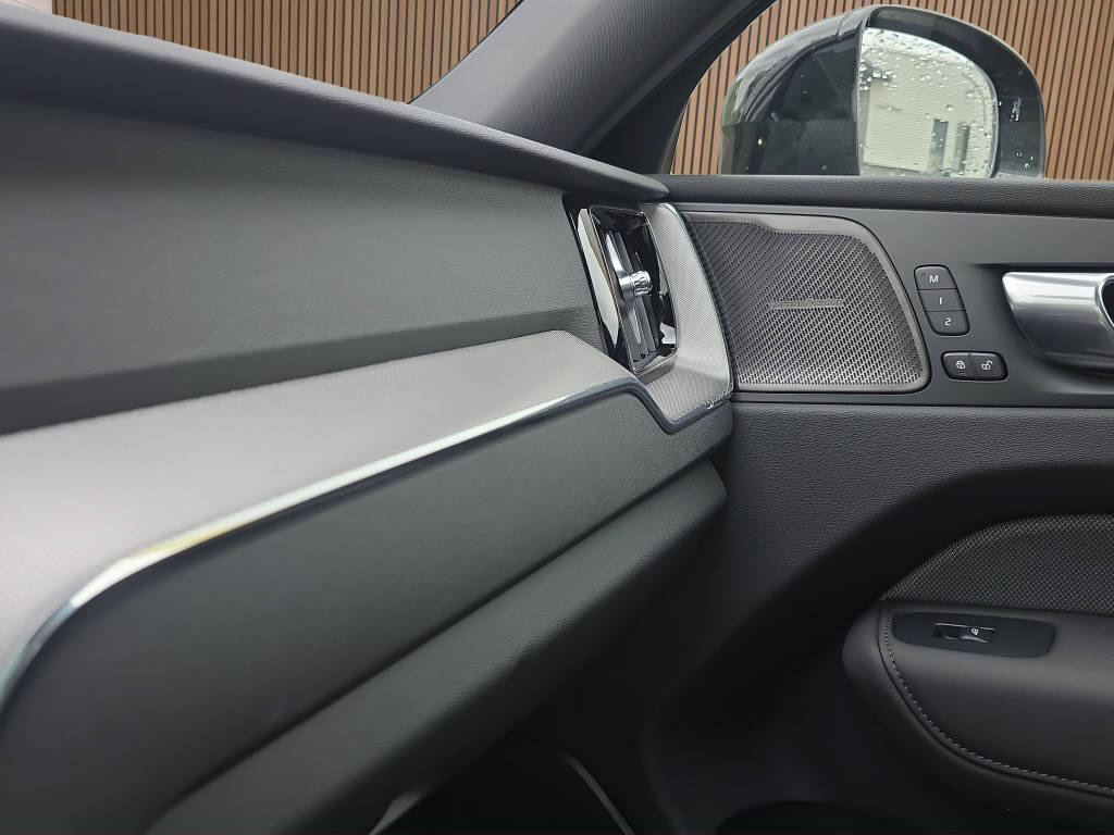 VOLVO XC60 2.0 B5 MH Plus Black Edition AWD-image-21