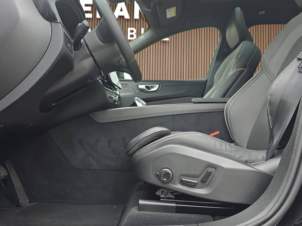 VOLVO XC60 2.0 B5 MH Plus Black Edition AWD-image-11