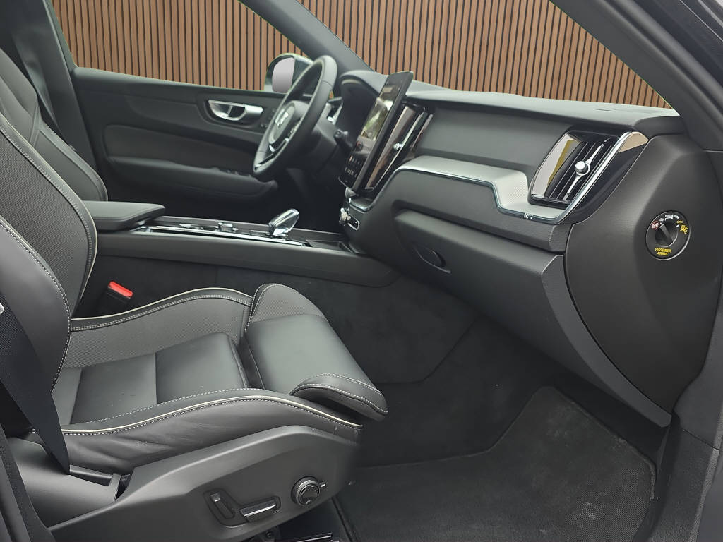VOLVO XC60 2.0 B5 MH Plus Black Edition AWD-image-13