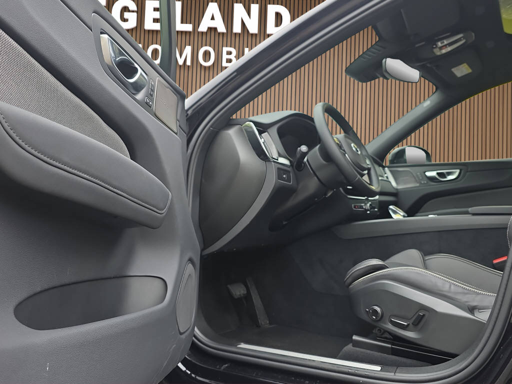 VOLVO XC60 2.0 B5 MH Plus Black Edition AWD-image-10