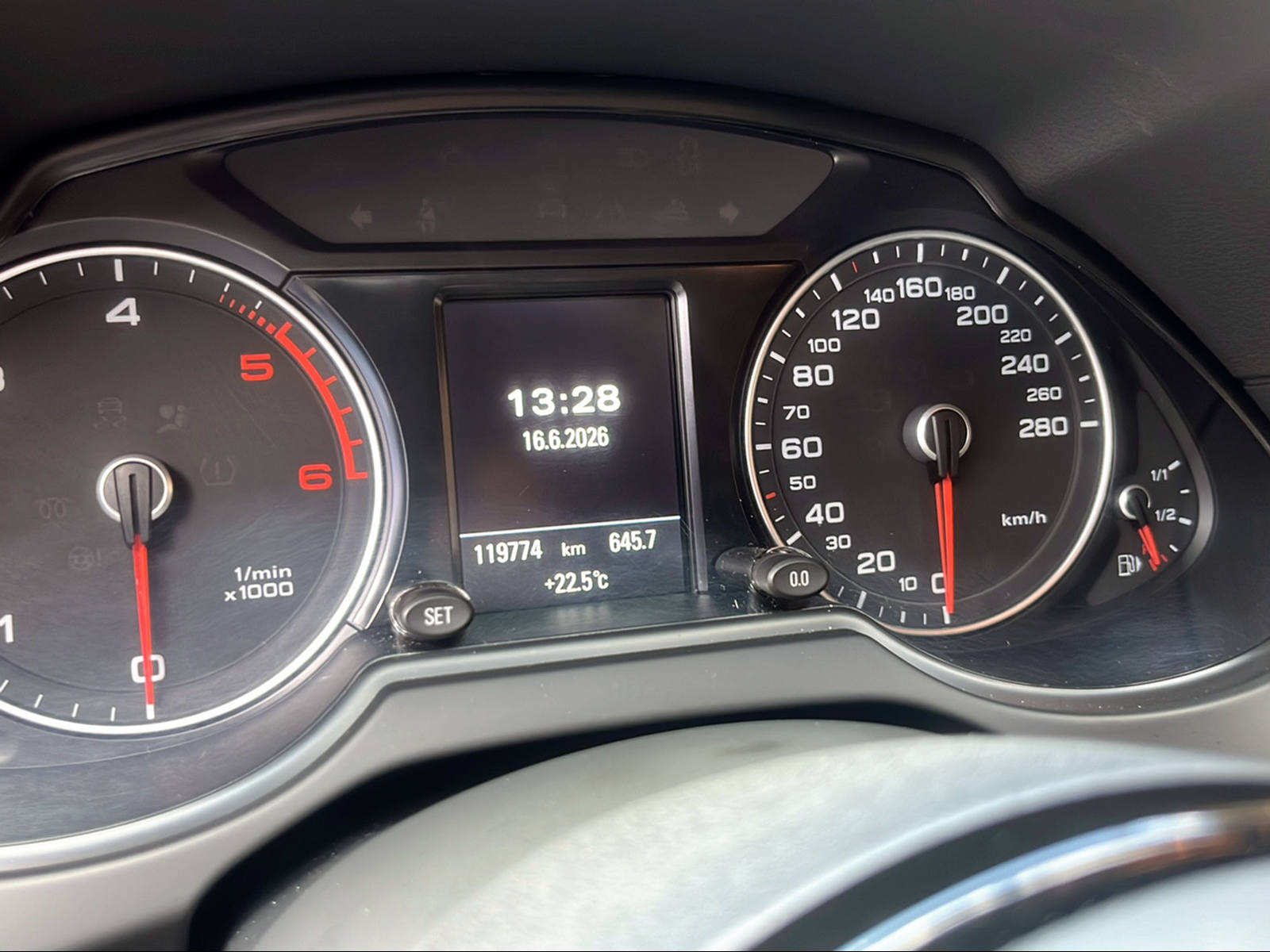 AUDI Q5 2.0 TDI quattro S-tronic-image-11