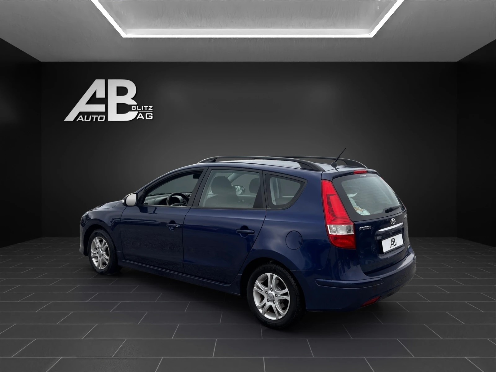 HYUNDAI i30 Wagon 1.6 CRDi Style Automatic-image-2