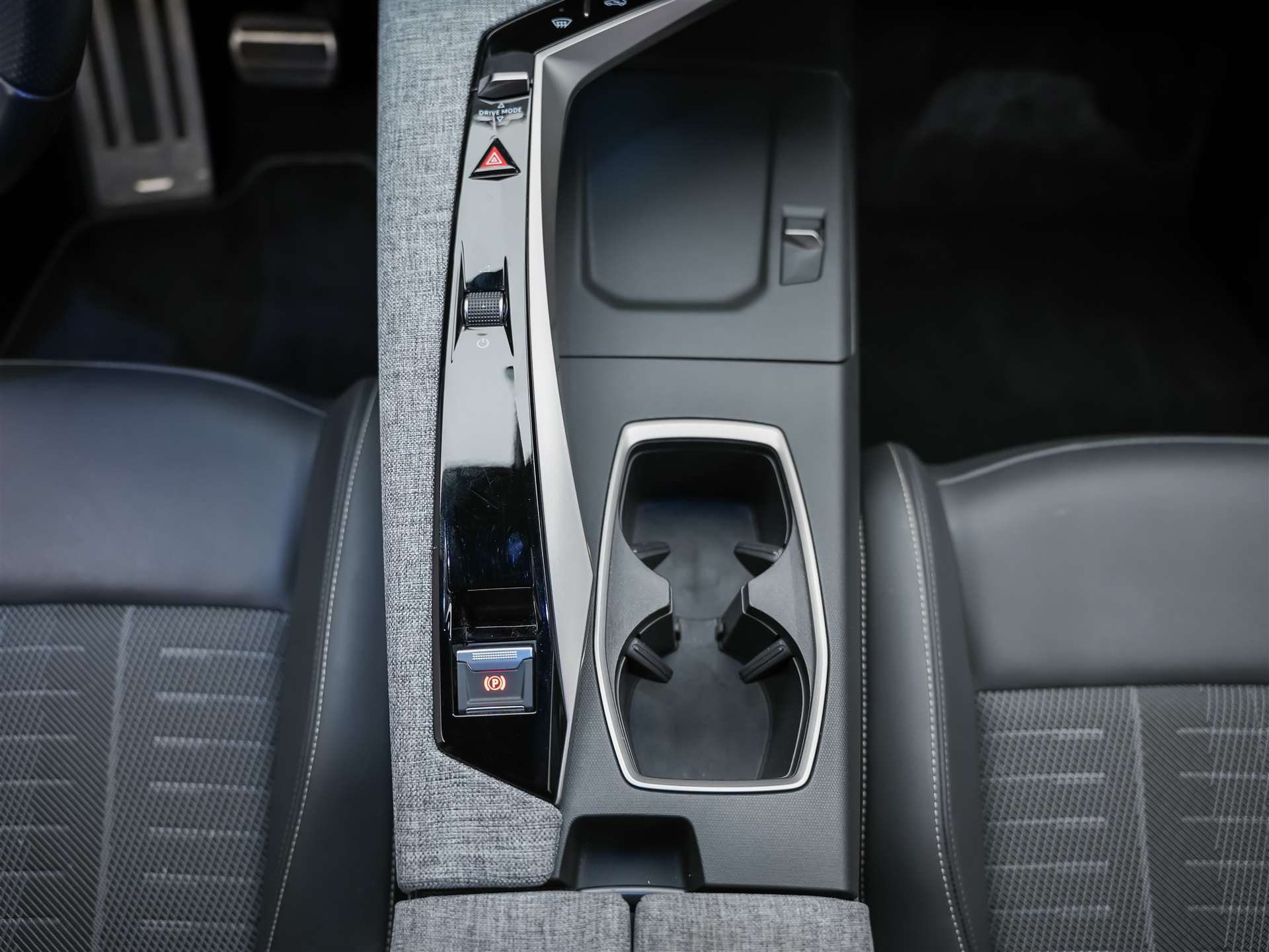 PEUGEOT 5008 145 Hybrid e-DCS6 GT *7-Sitzer*-image-22