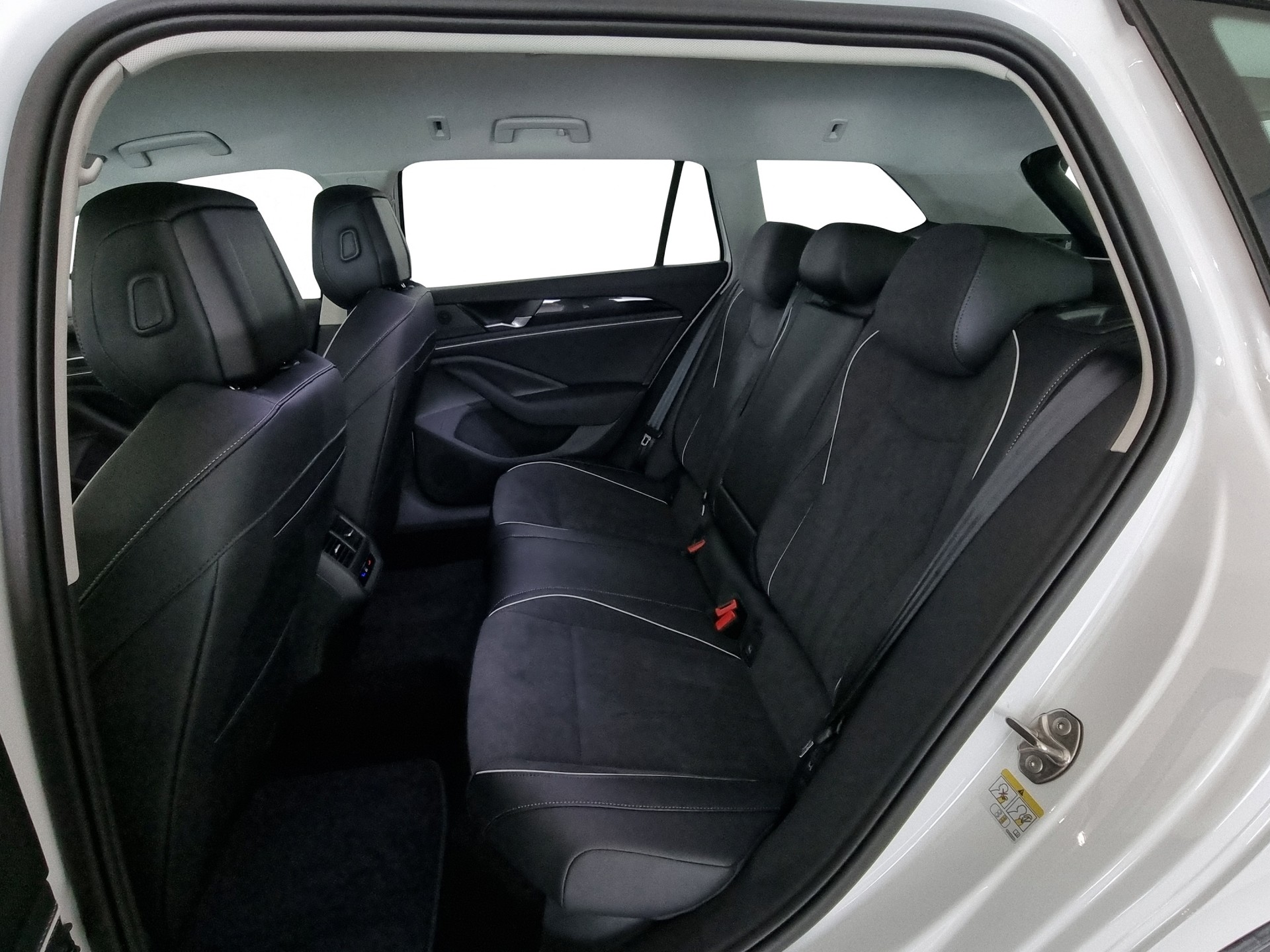 VW Passat Variant 1.5 TSI evo2 PHEV Business-image-6