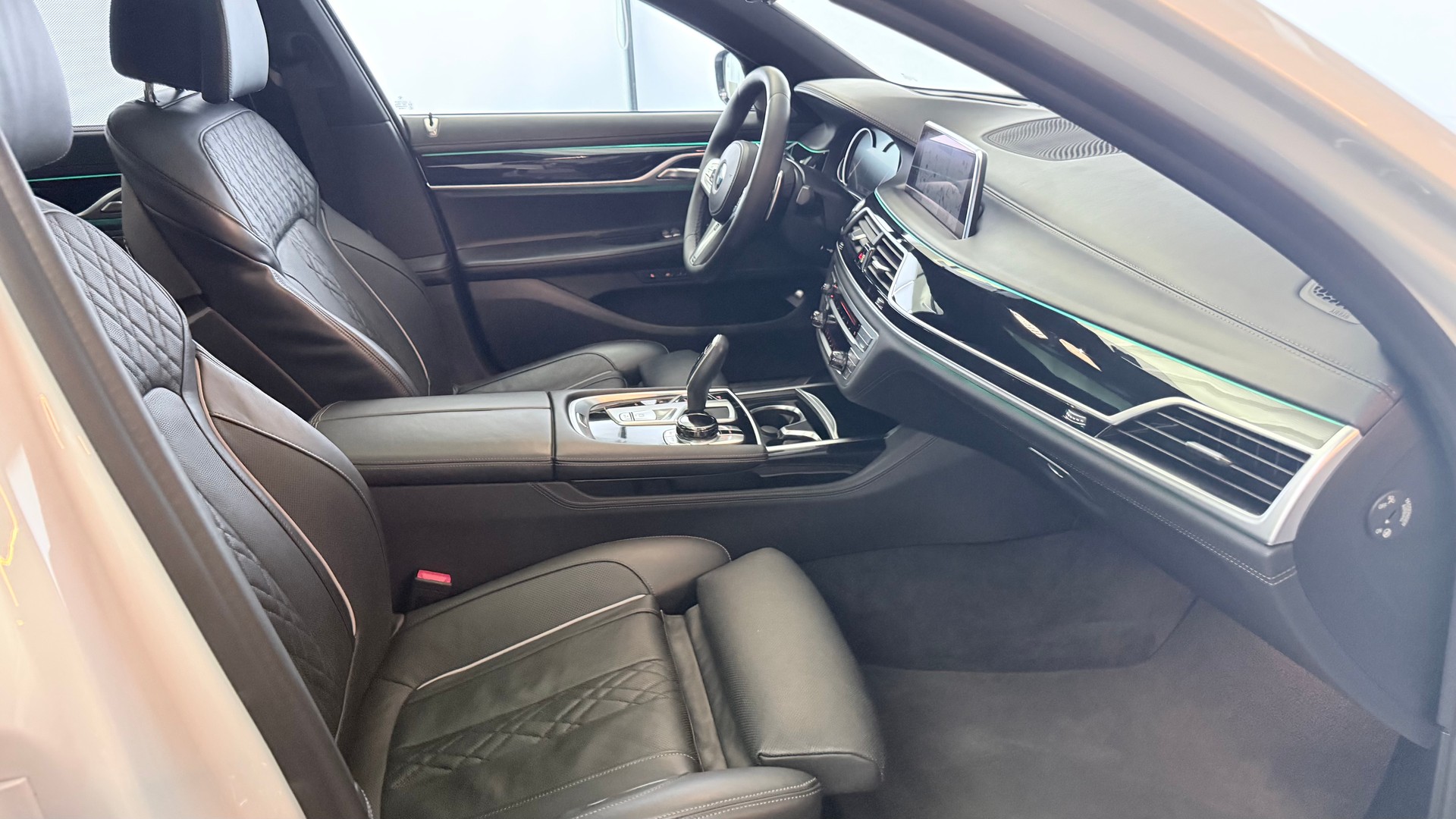 BMW 740d xDrive SAG-image-25