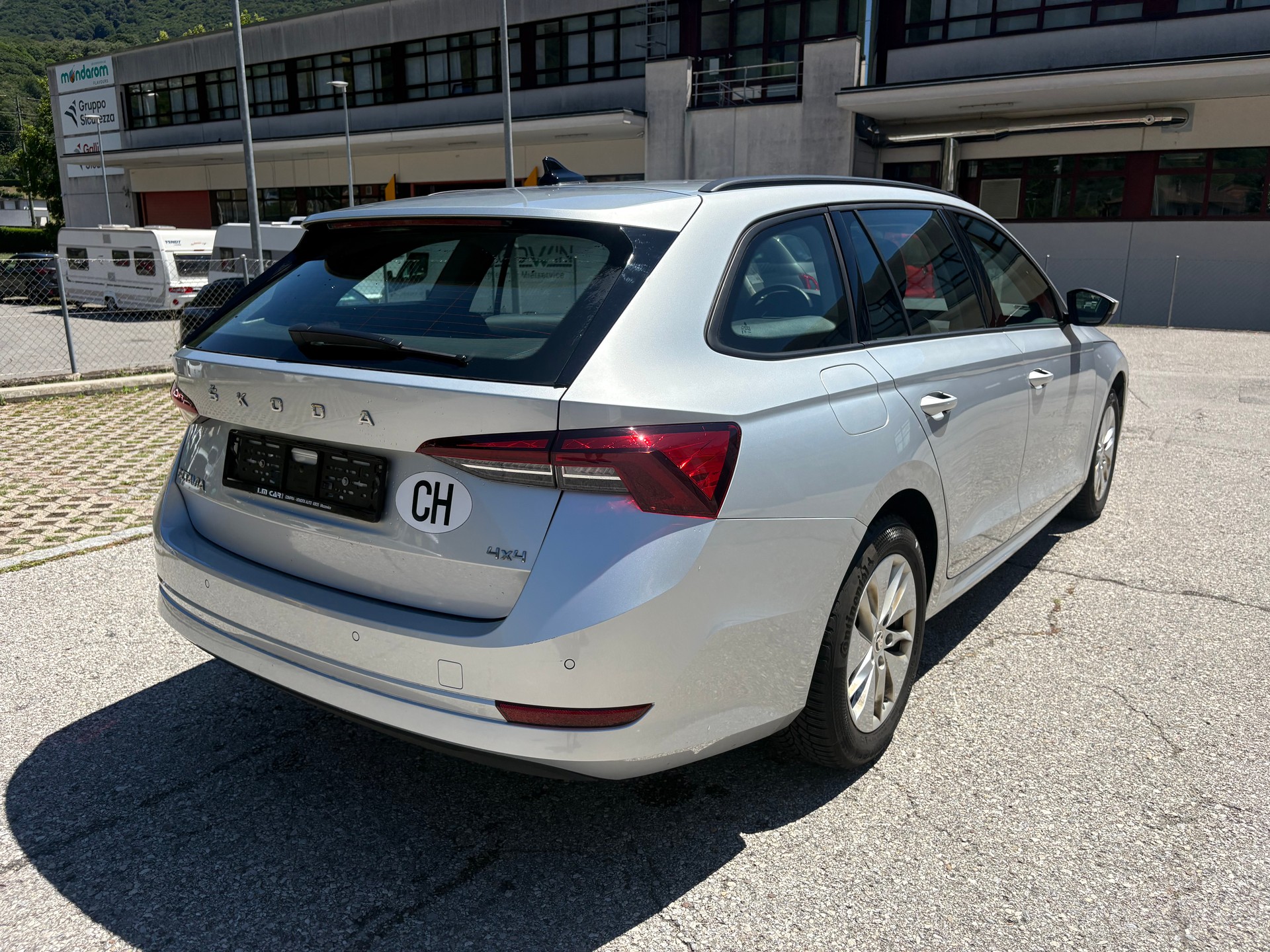 SKODA Octavia Combi 2.0 TDI DSG Ambition 4x4-image-5