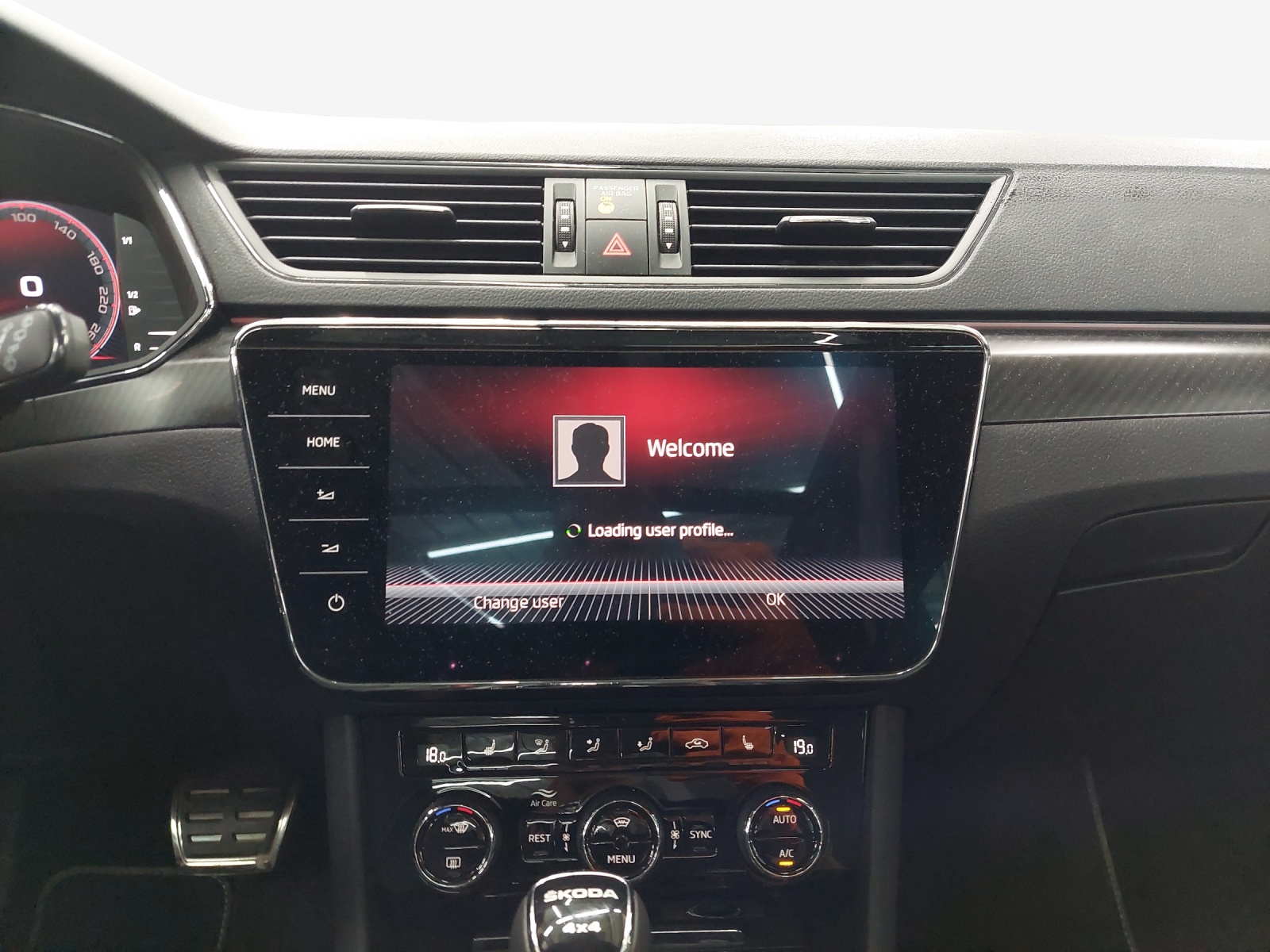 SKODA Superb Combi 2.0 TSI SportLine Light 4x4 DSG-image-10