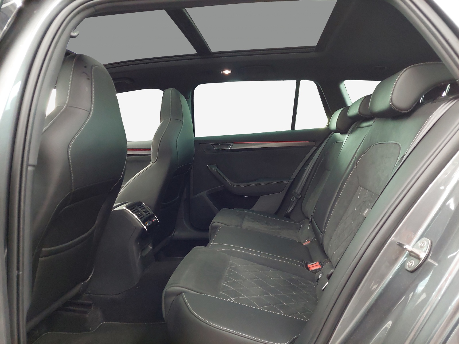 SKODA Superb Combi 2.0 TSI SportLine Light 4x4 DSG-image-11