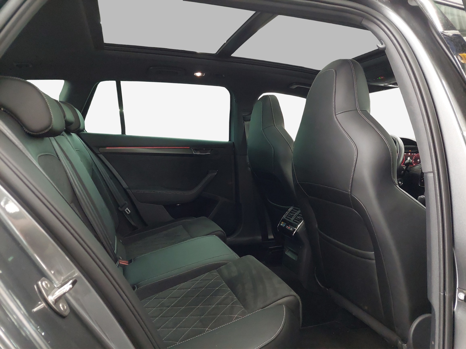 SKODA Superb Combi 2.0 TSI SportLine Light 4x4 DSG-image-13