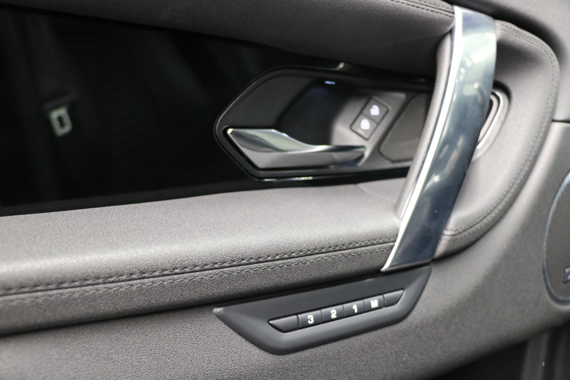 LAND ROVER Discovery Sport 2.0 SD4 200 SE-image-20