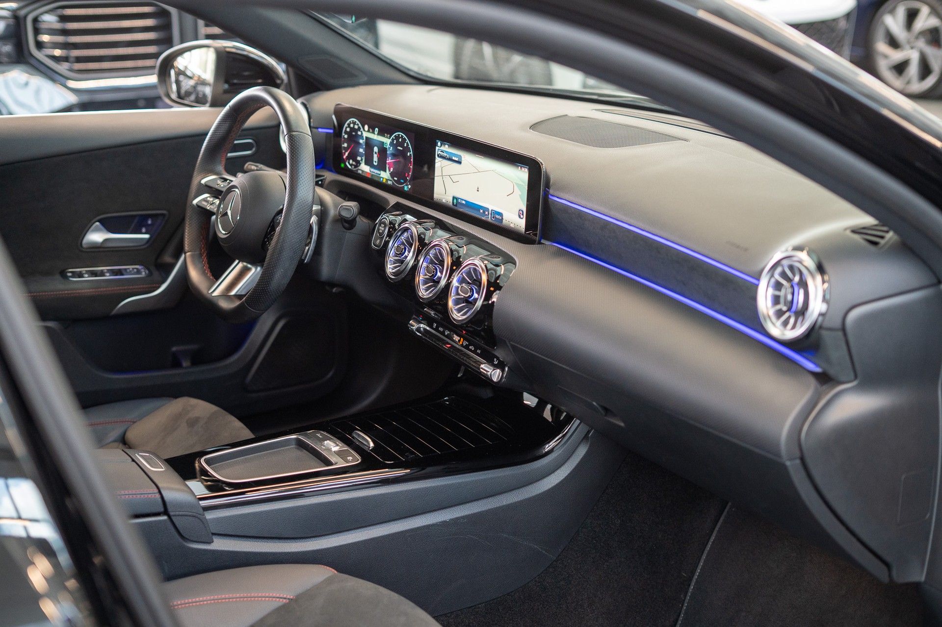 MERCEDES-BENZ A 200 AMG Line Limousine / Facelift / Rückfahrkamera / Ambientebeleuchtung-image-15