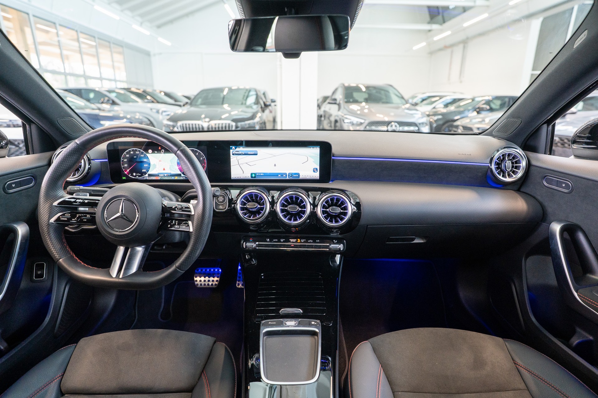 MERCEDES-BENZ A 200 AMG Line Limousine / Facelift / Rückfahrkamera / Ambientebeleuchtung-image-16