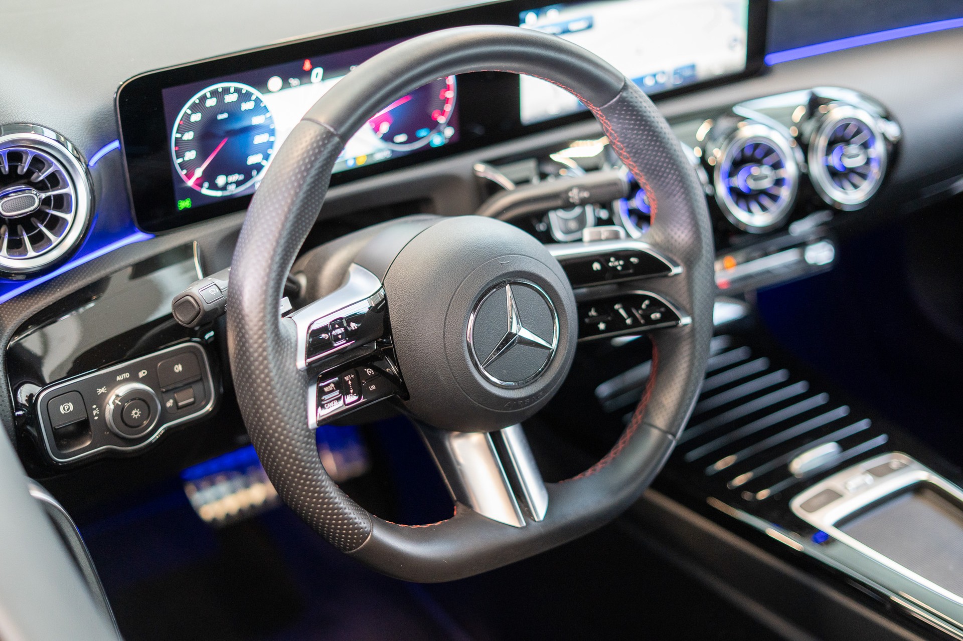 MERCEDES-BENZ A 200 AMG Line Limousine / Facelift / Rückfahrkamera / Ambientebeleuchtung-image-10