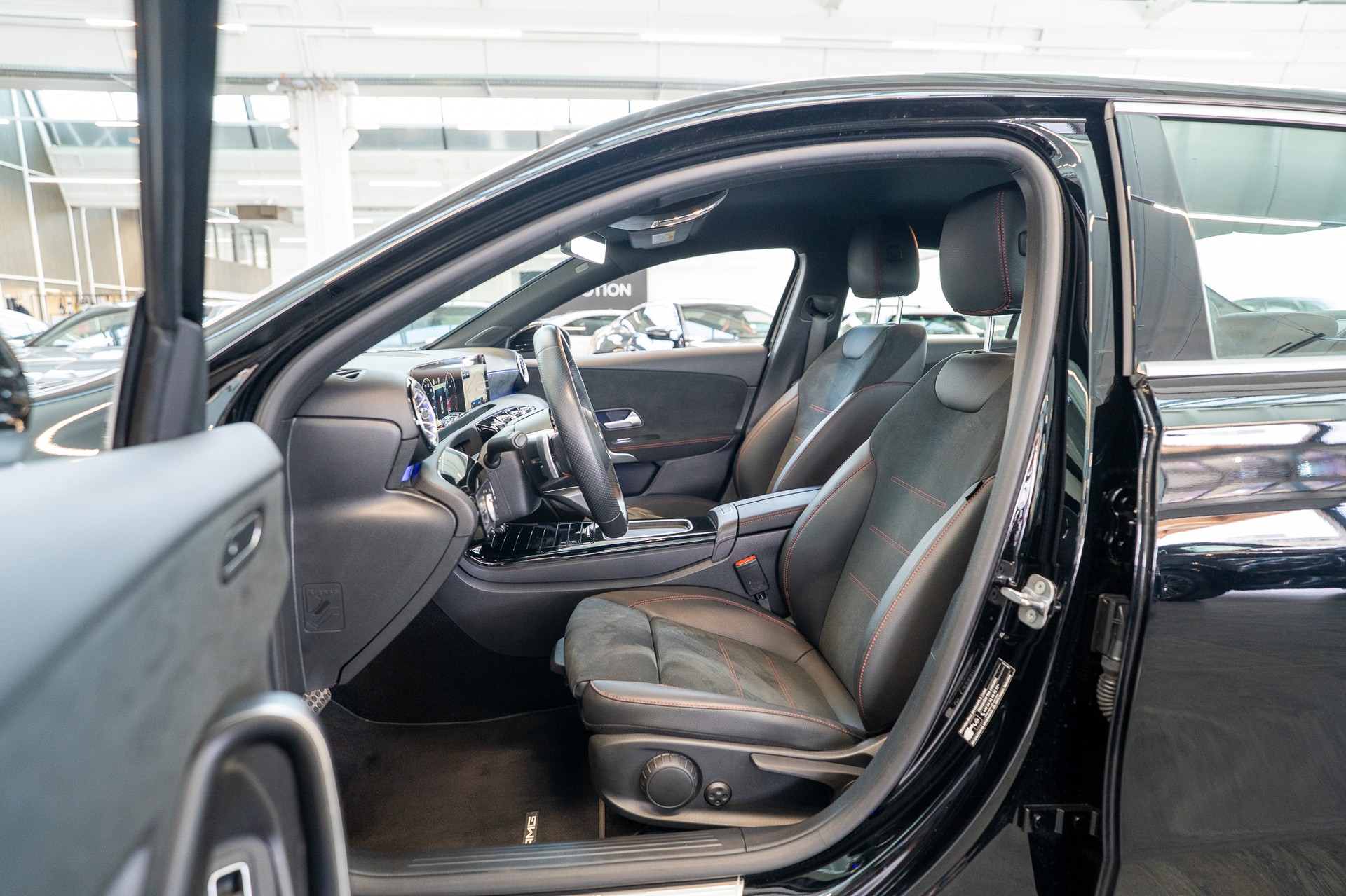 MERCEDES-BENZ A 200 AMG Line Limousine / Facelift / Rückfahrkamera / Ambientebeleuchtung-image-8