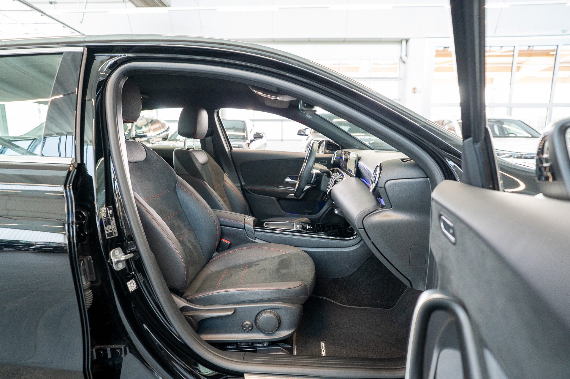 MERCEDES-BENZ A 200 AMG Line Limousine / Facelift / Rückfahrkamera / Ambientebeleuchtung-image-14