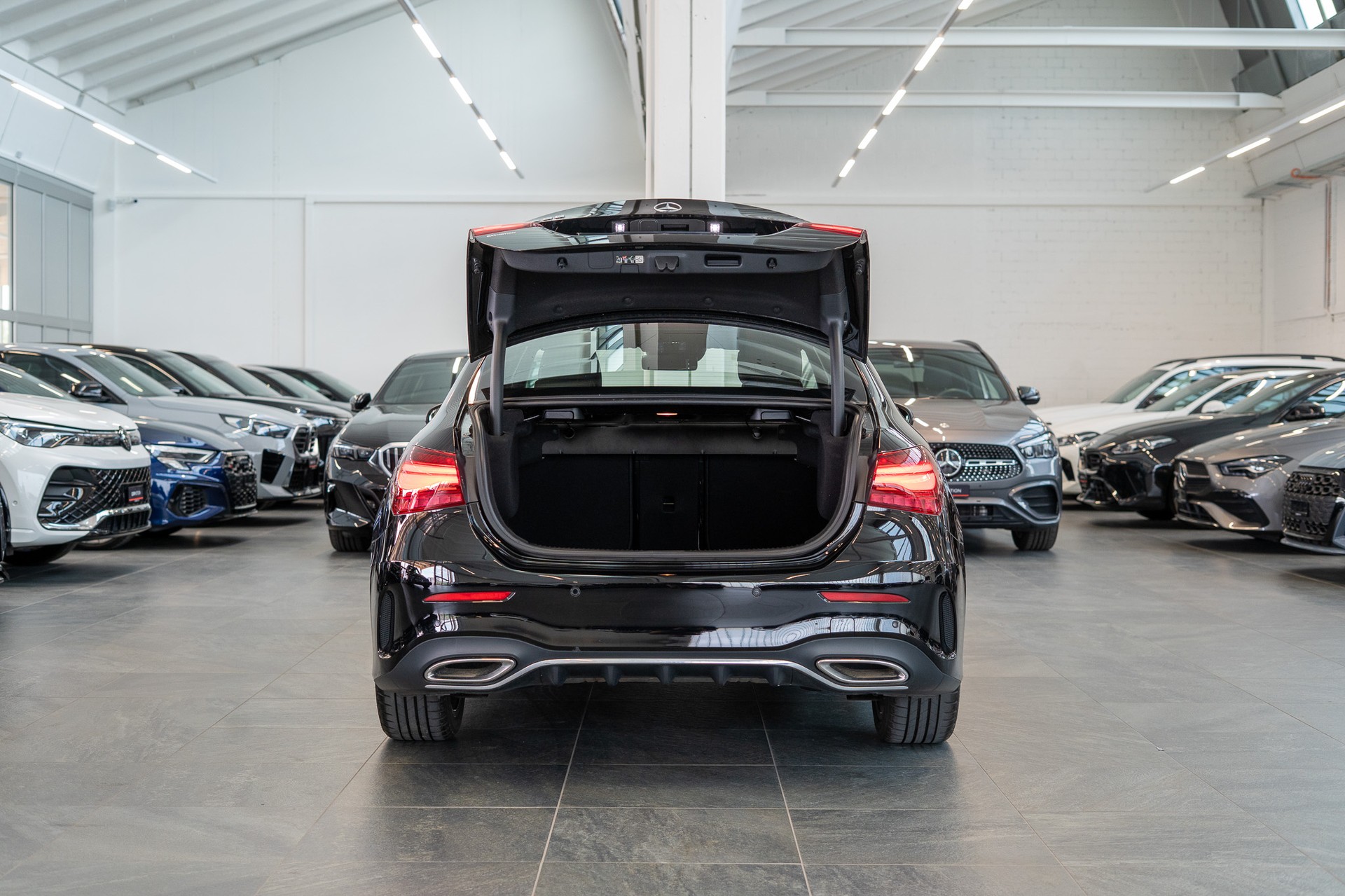MERCEDES-BENZ A 200 AMG Line Limousine / Facelift / Rückfahrkamera / Ambientebeleuchtung-image-6