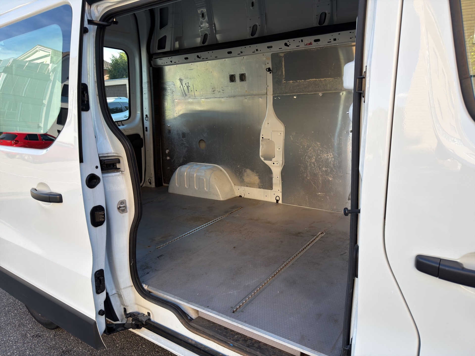 RENAULT Trafic 2.0 ENERGY dCi145 3.0t Business L2H2-image-9