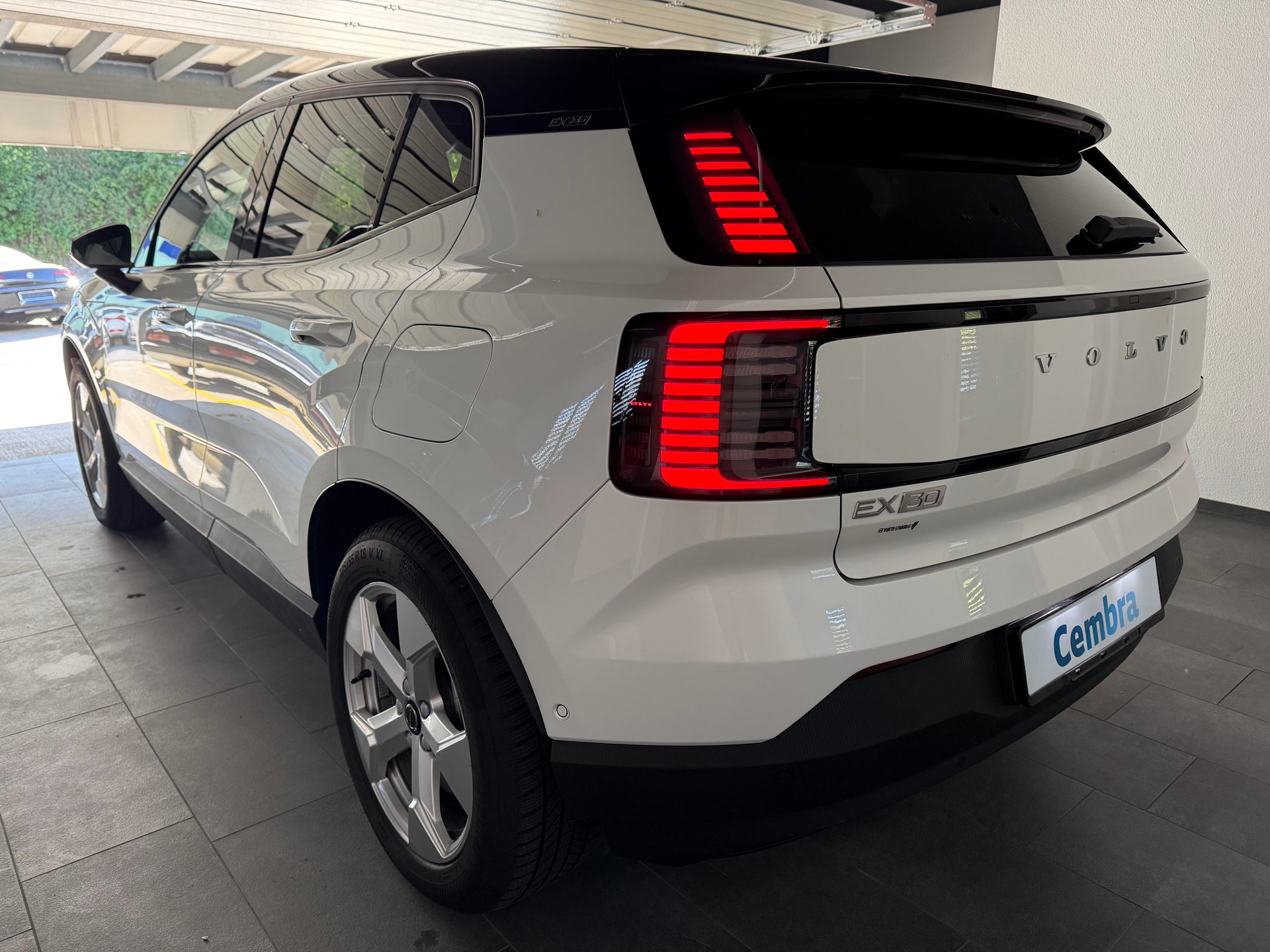 VOLVO EX30 E60 69kWh Twin Ultra-image-2