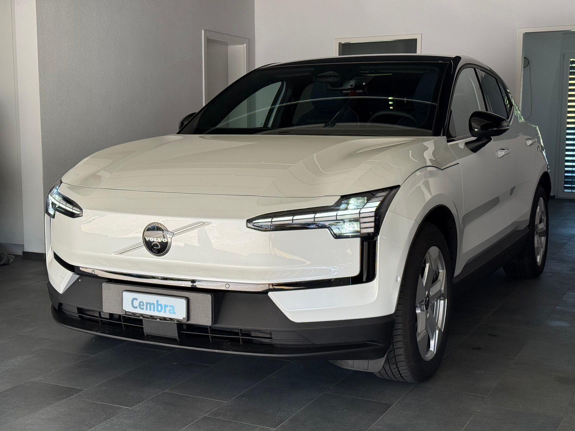 VOLVO EX30 E60 69kWh Twin Ultra-image-1