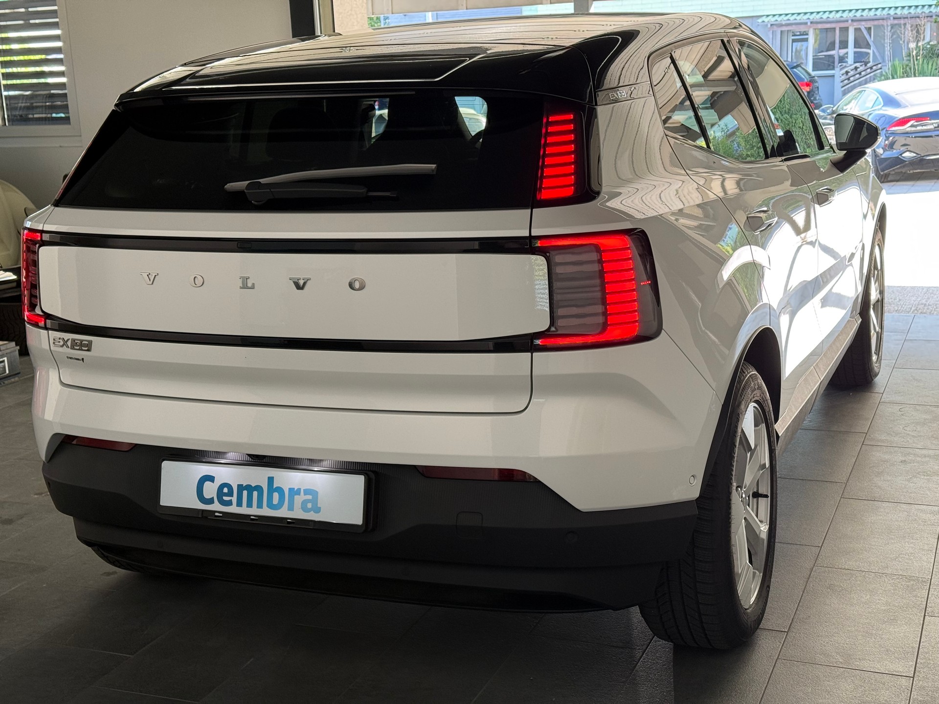VOLVO EX30 E60 69kWh Twin Ultra-image-7